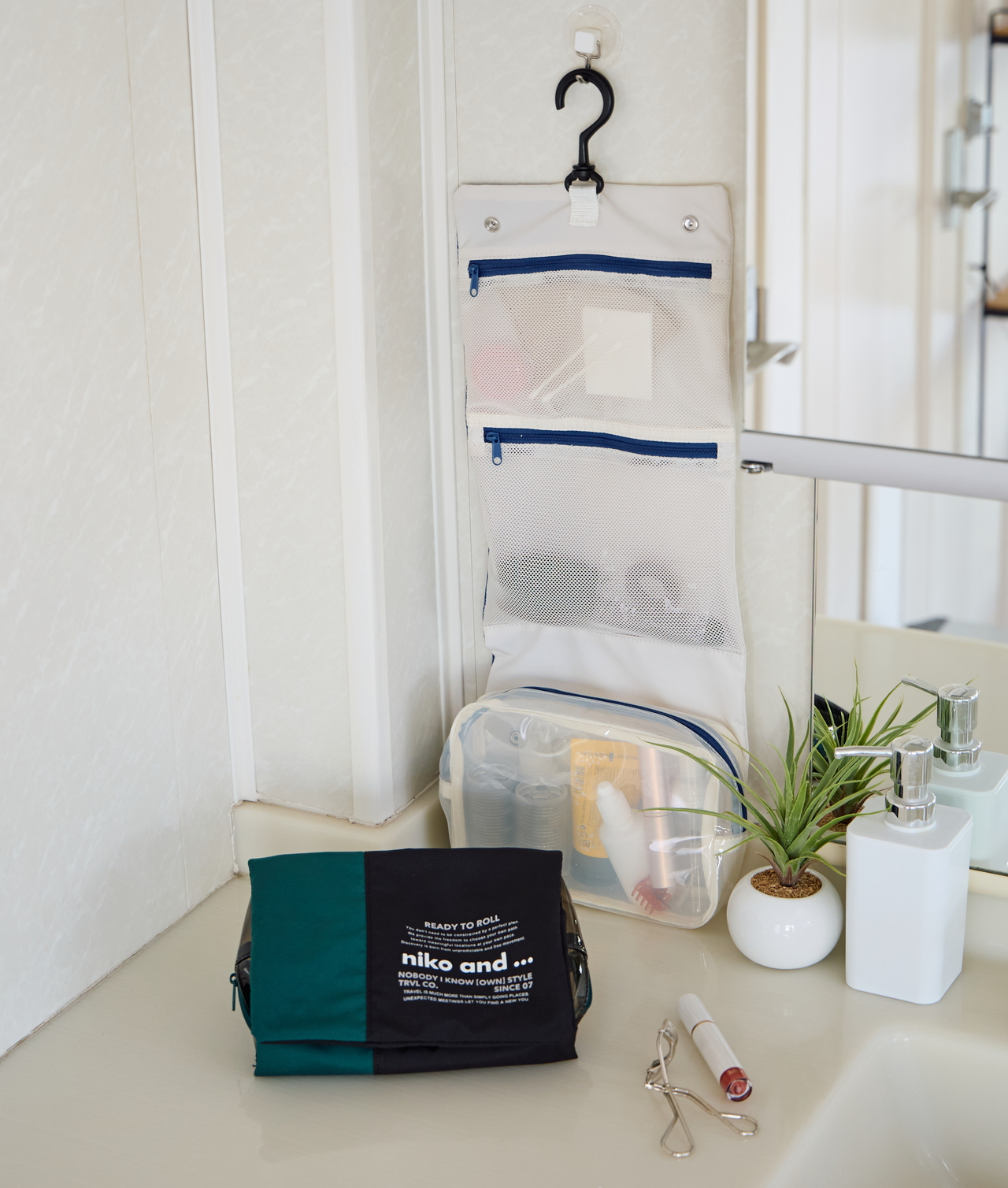 ニコロゴハンギングポーチ（2640円）