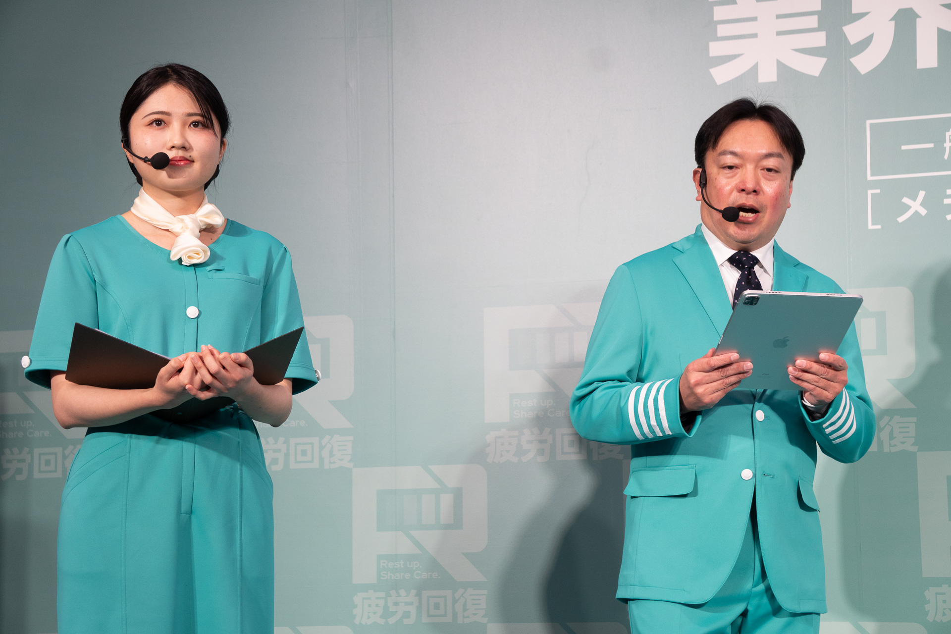CA役の「アテンションプリーズ。本日はリカバリー航空をご利用いただき誠にありがとうございます」から始まったステージ。“部屋着”だけじゃないリカバリーウェアの活用メリットをアピール