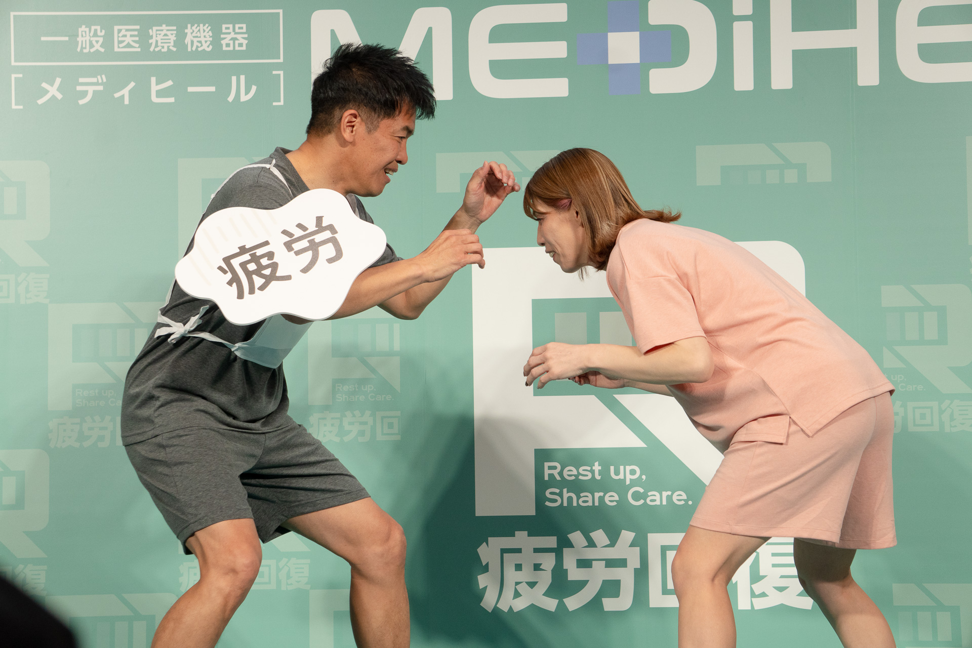 “霊長類最強”の高速タックルをお見舞いされ、吹き飛ばされる“百獣の王”