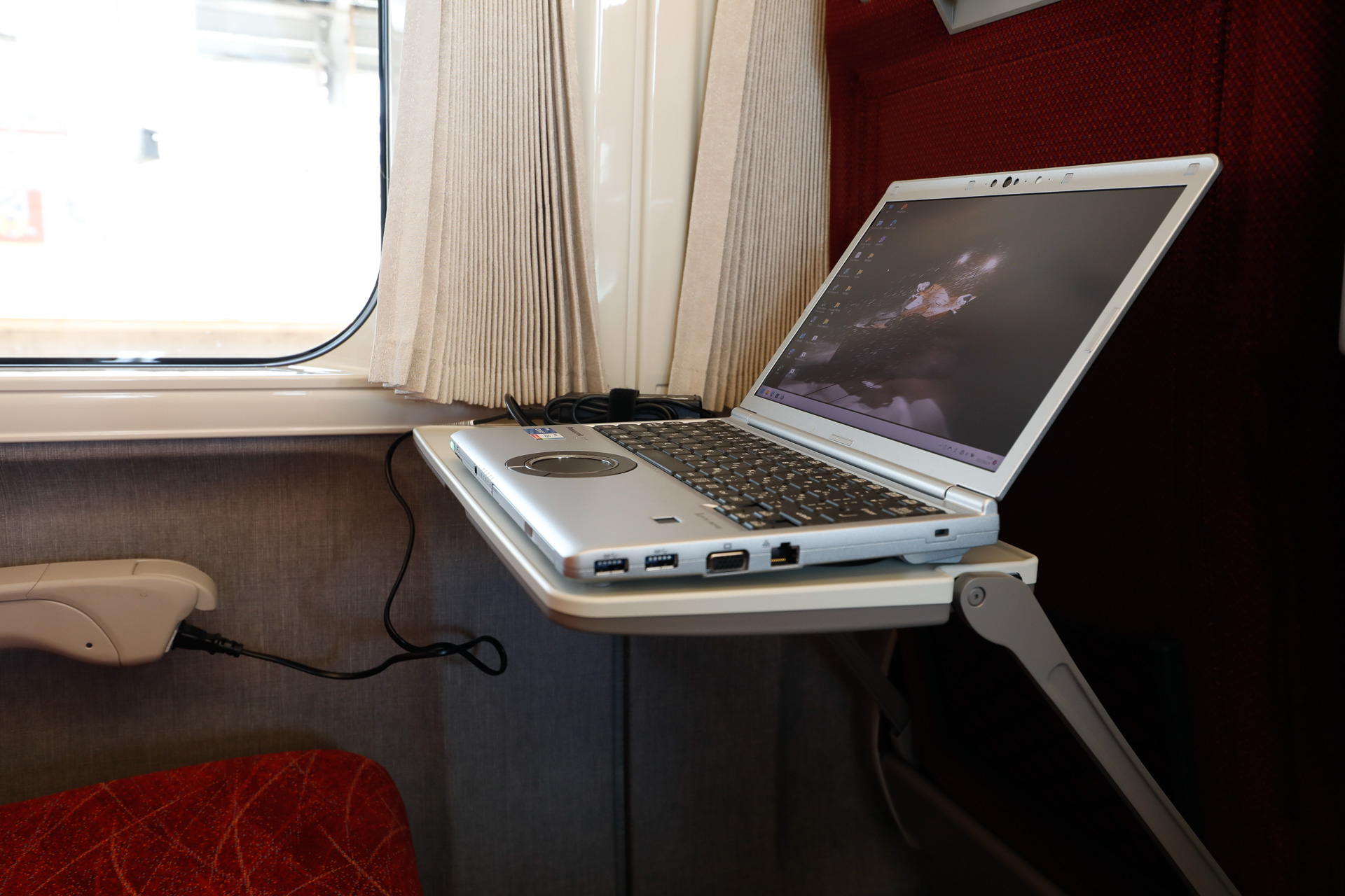 JR東海のHC85系普通車で。この車両はN700Sの普通車と同様、肘掛けの先端に電源コンセントが組み込まれているので、ケーブルのハンドリングが楽