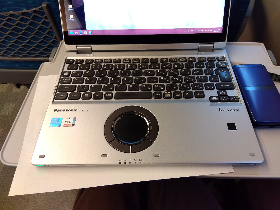 N700系の普通車で12インチ級のノートPCをテーブルに置くと、こうなる。これだと隣にテザリング用の携帯電話を置く余裕があるが、マウスを操作するのはムリ。一般的には14～15インチ級を使用することが多いだろうから、さらに余裕がなくなる