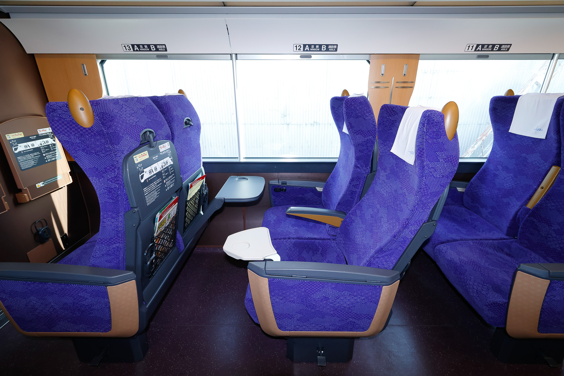 東武鉄道の500系リバティ。電源コンセントは肘掛の下、袖体の内側に付いているので、そこに電源ケーブルや充電器を接続すると、内側にはみ出してくる難点はある。別途、プラグが折れ曲がるタイプのACケーブルを用意すれば解決できる