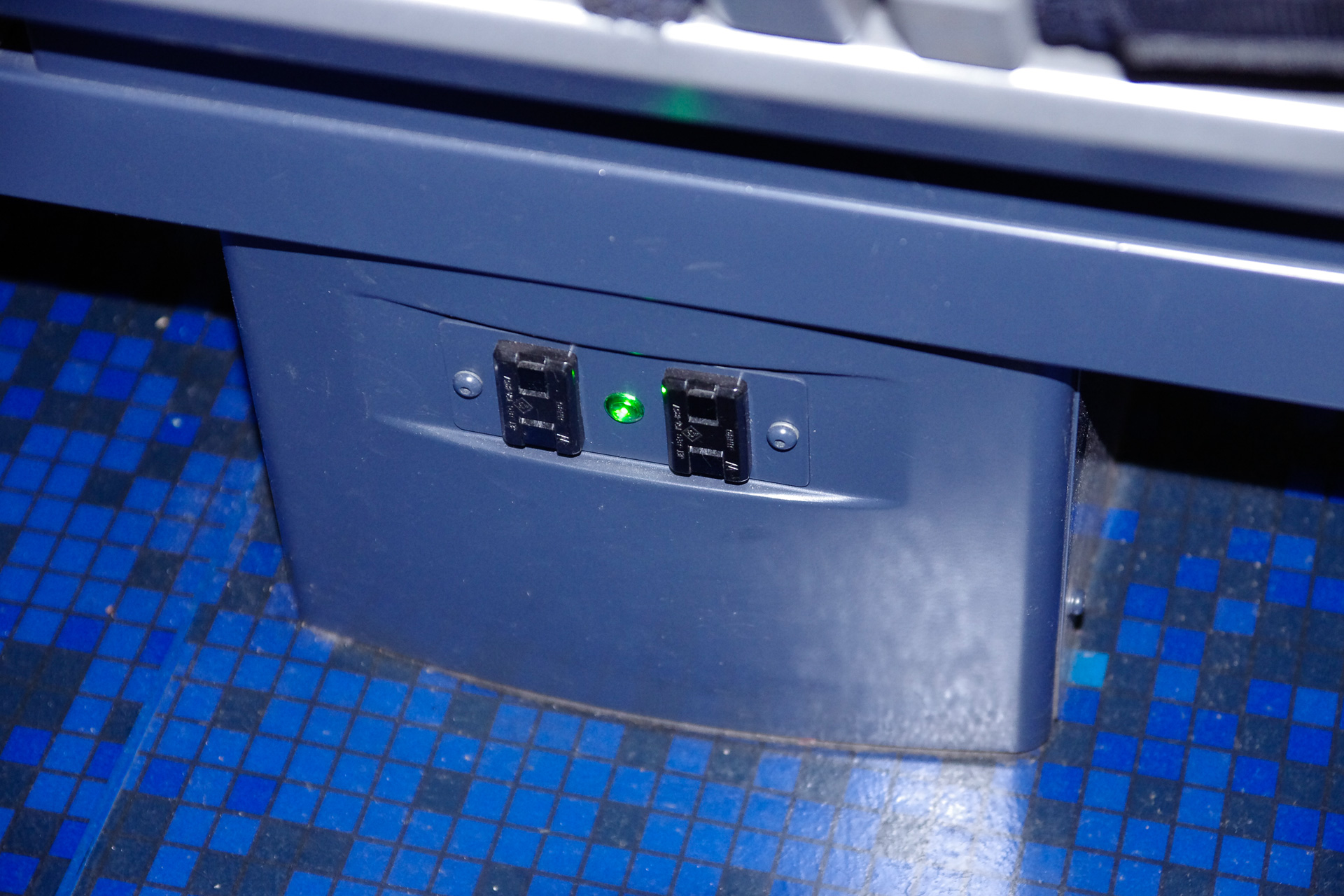 変わっているのが京成スカイライナーで、なんと脚台に電源コンセントが付いている
