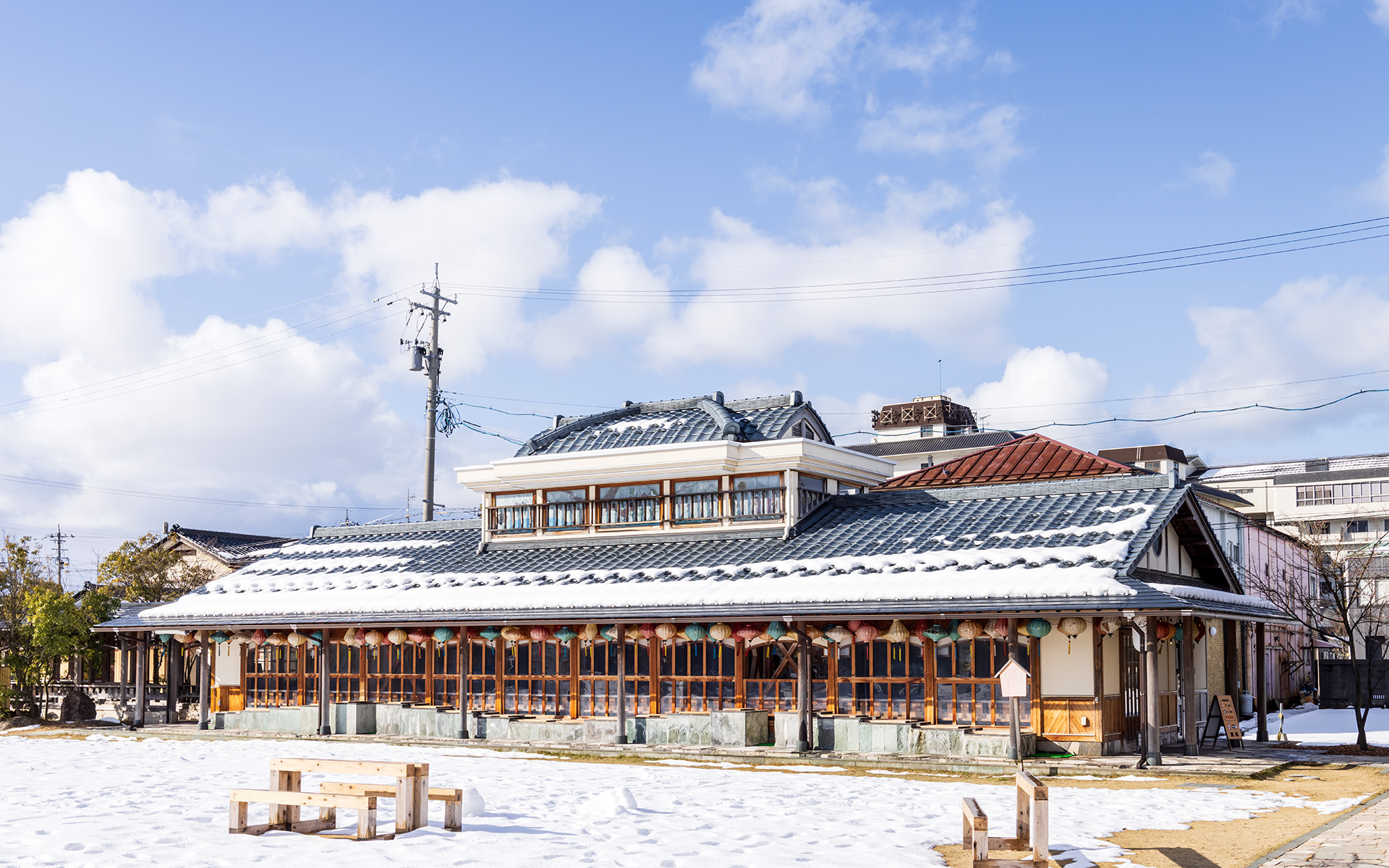 あわら温泉 湯のまち広場には無料で楽しめる芦湯（足湯）がある。こちらは2本の源泉を利用しているとのこと
