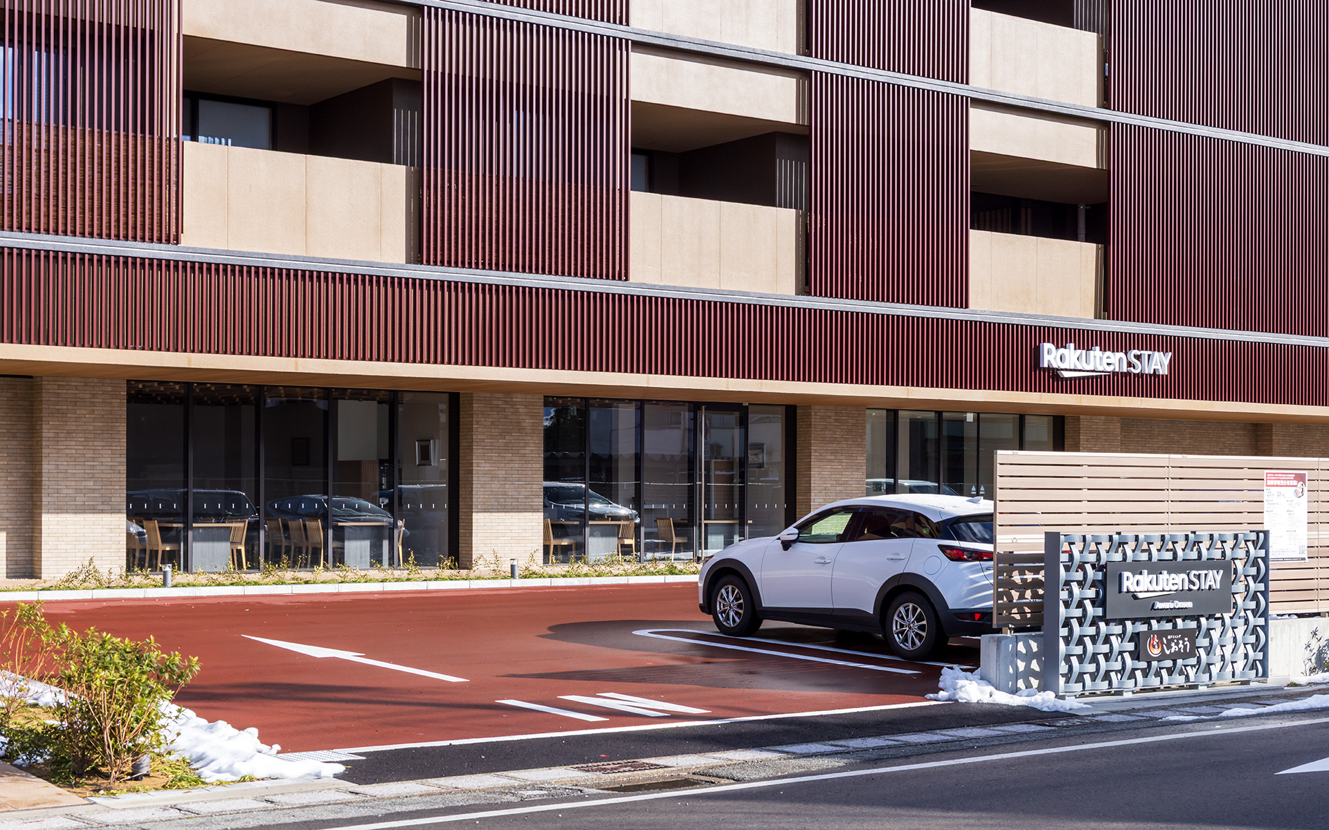 エントランスはあわら温泉 湯のまち広場から道路を挟んだ向かい側