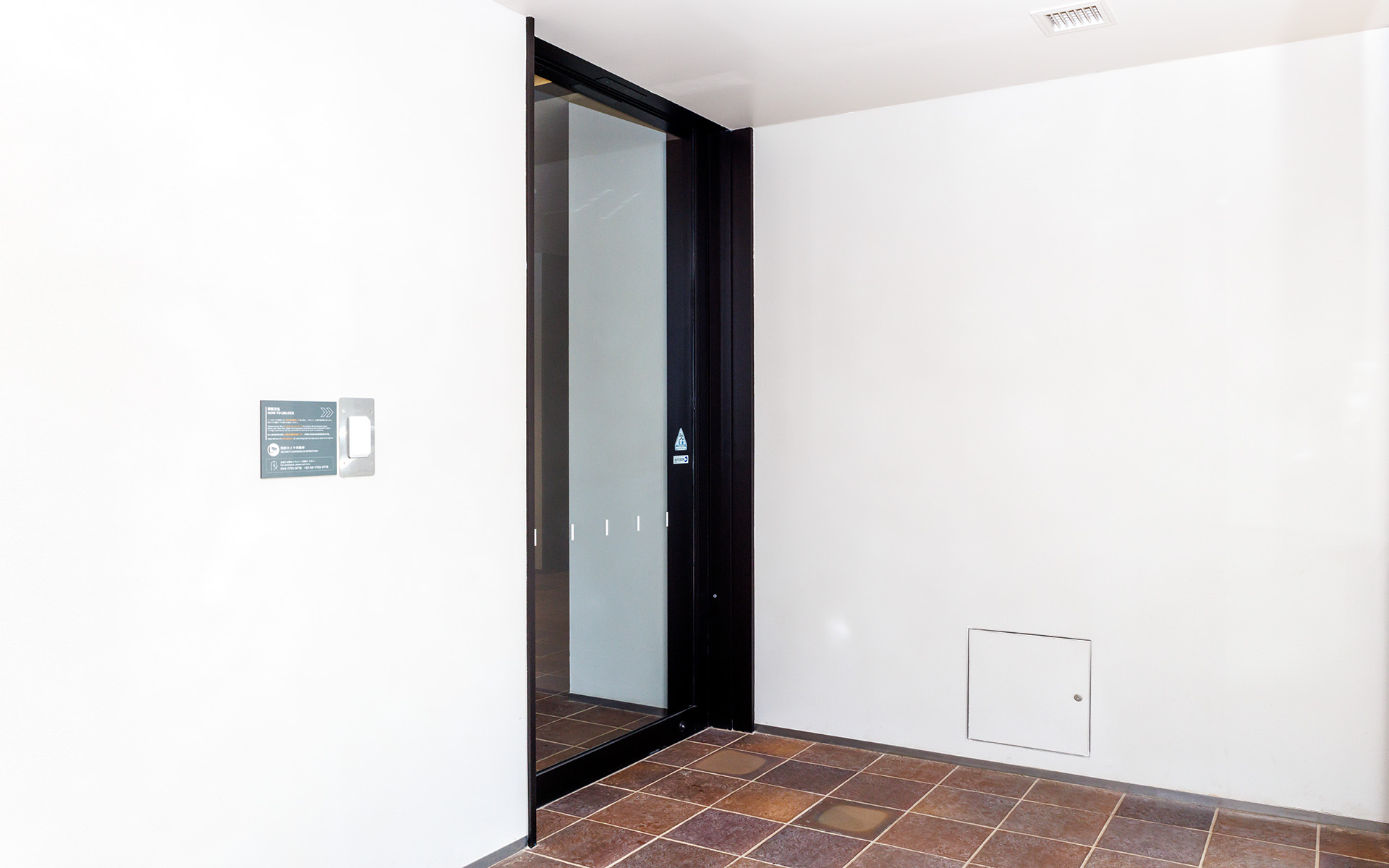 エントランス内にはキーパッド付きの自動ドアがある