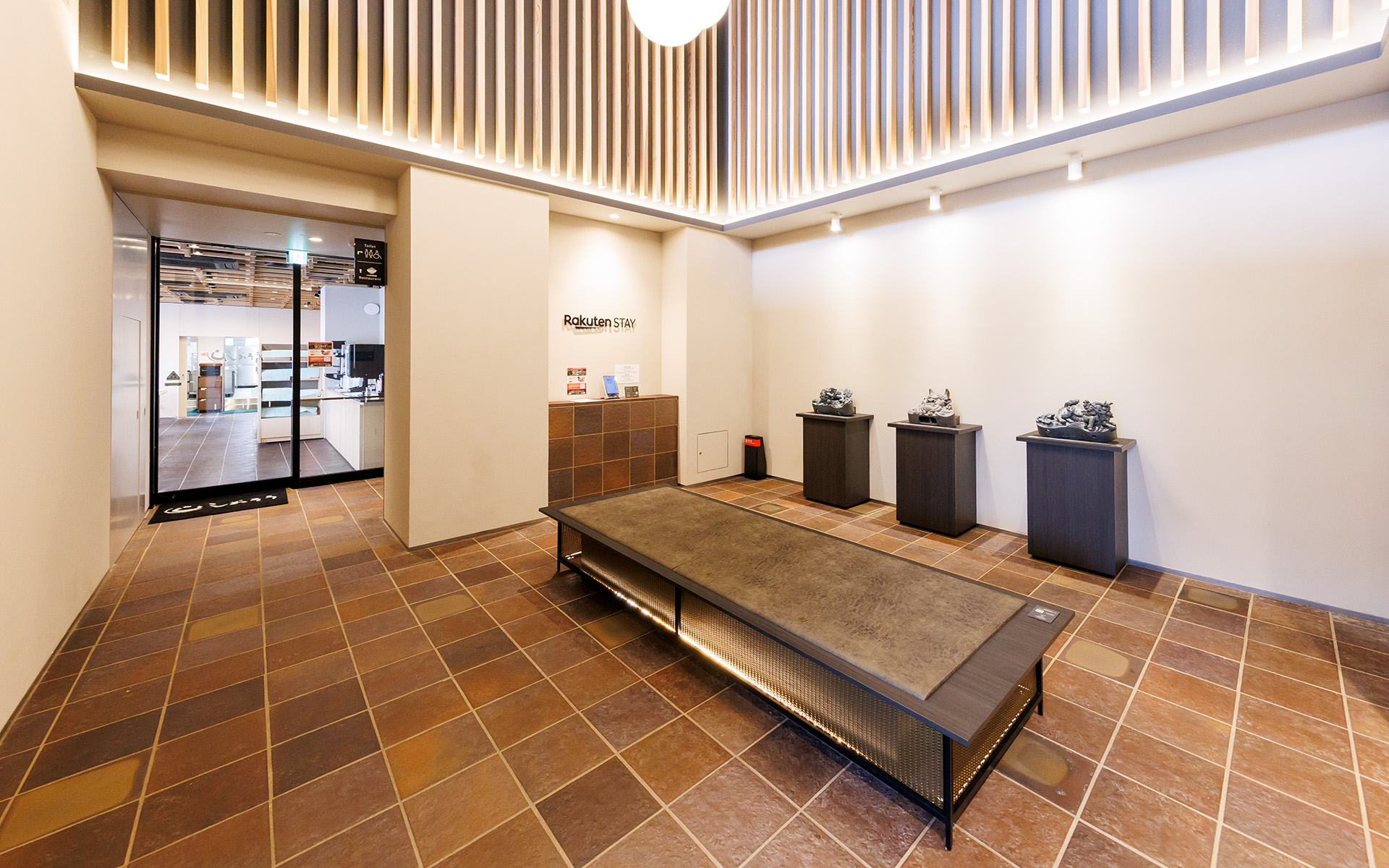 有人カウンターがないシンプルなレセプション