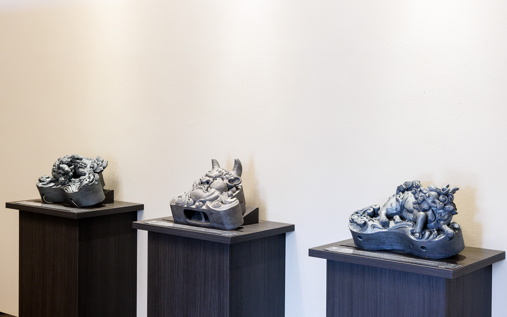 伝統的な越前瓦をルーツに持つ鬼瓦を展示していた