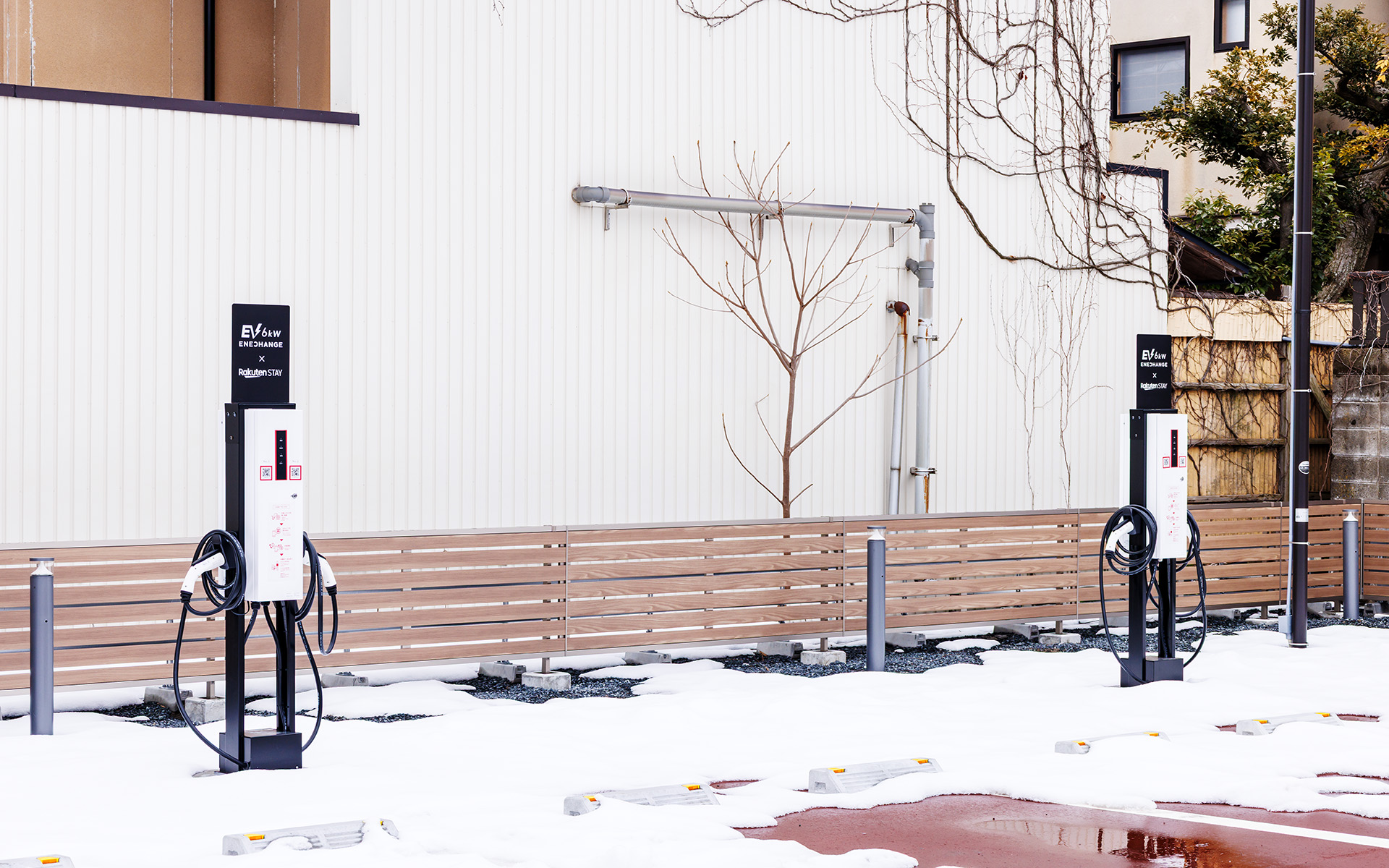 6kWのEV普通充電器を4台分用意している