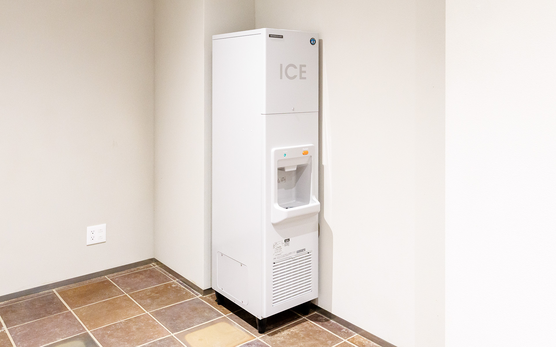 エレベーターホール横に製氷機を用意。部屋に備え付けられているかき氷機もこの氷を利用する