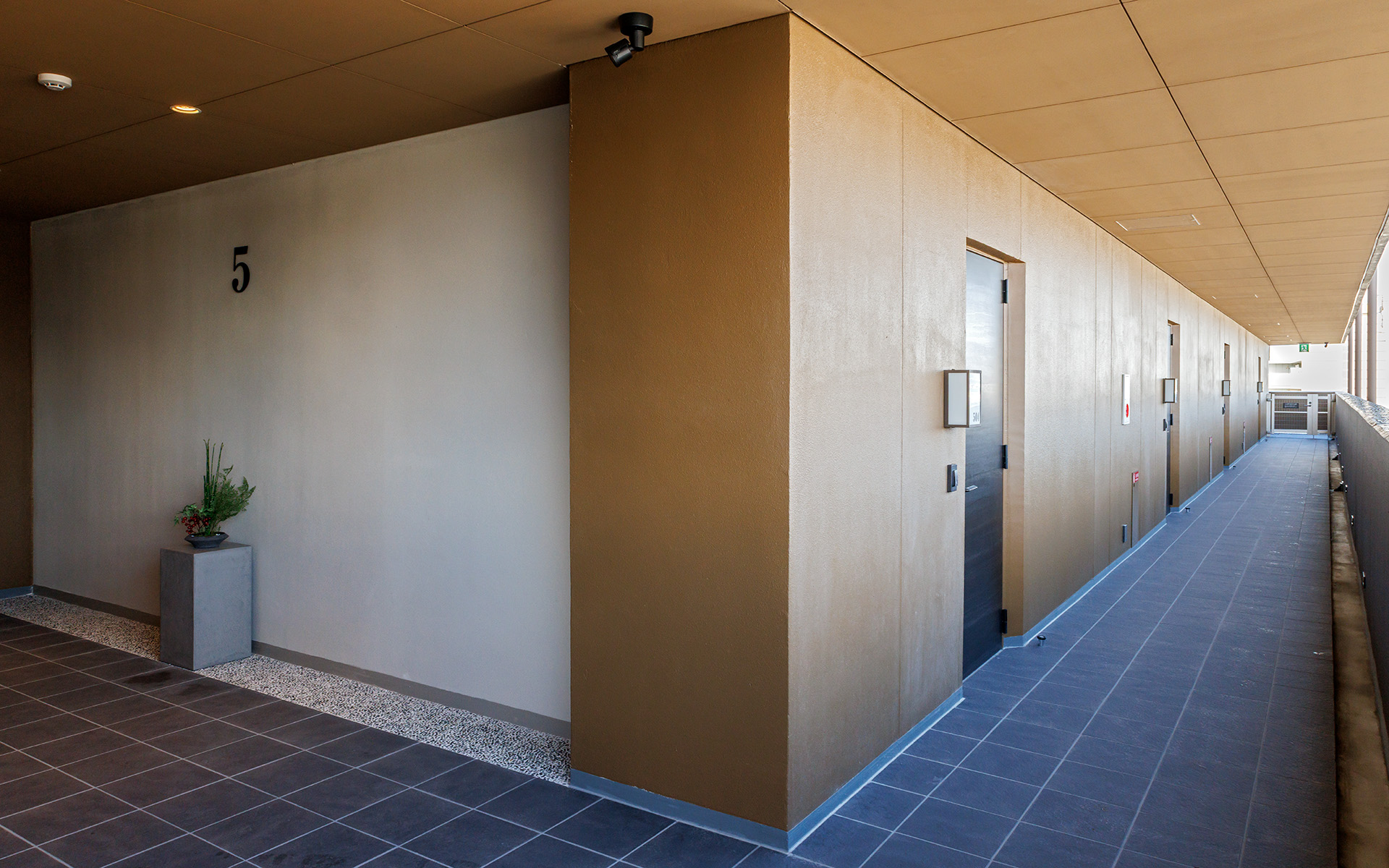 エレベーターホールと通路