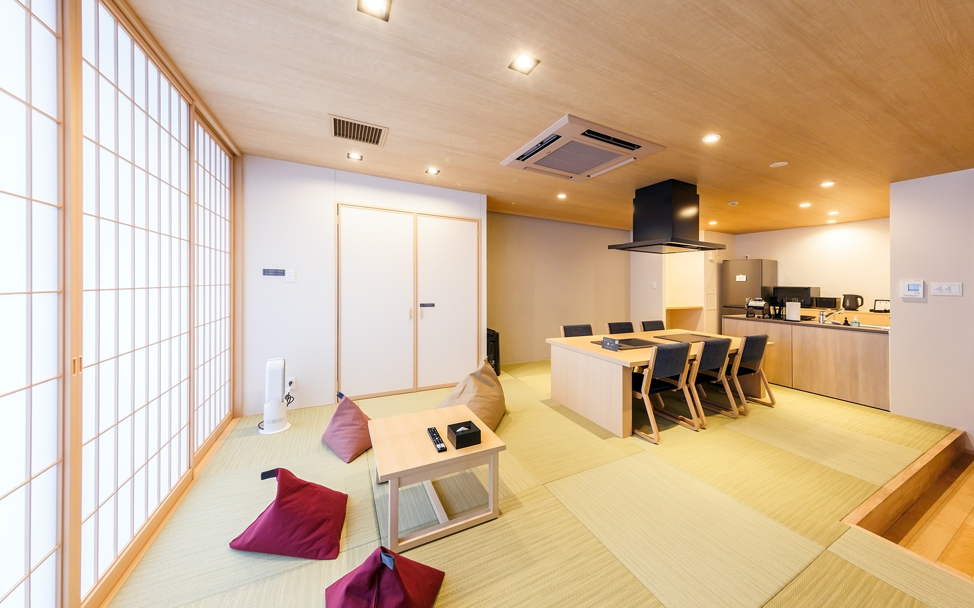 窓側からミニキッチン。右奥が玄関になる