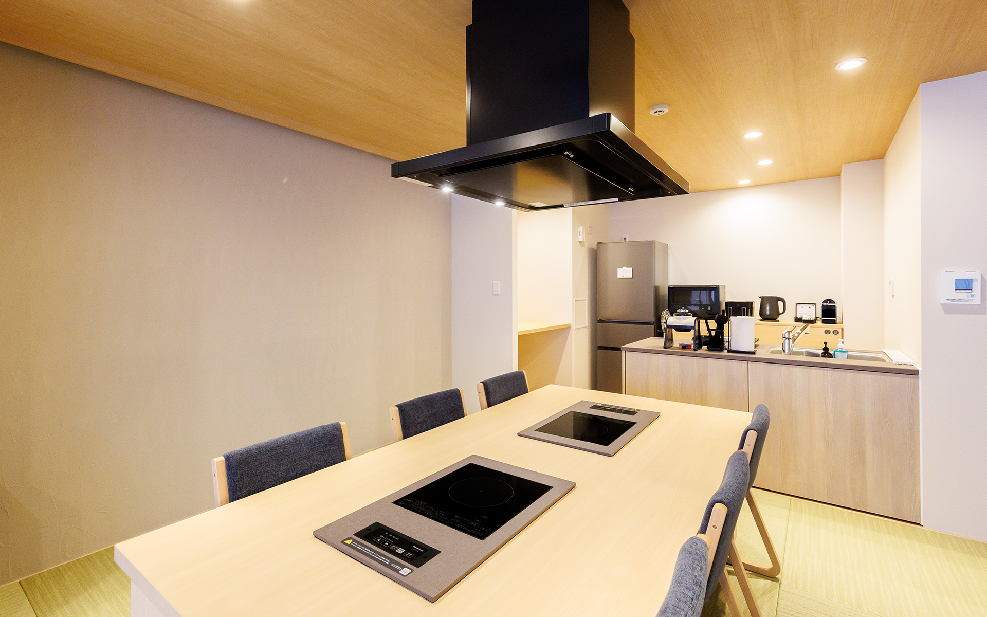 テーブルにはIHクッキングヒーターが2台埋め込まれている