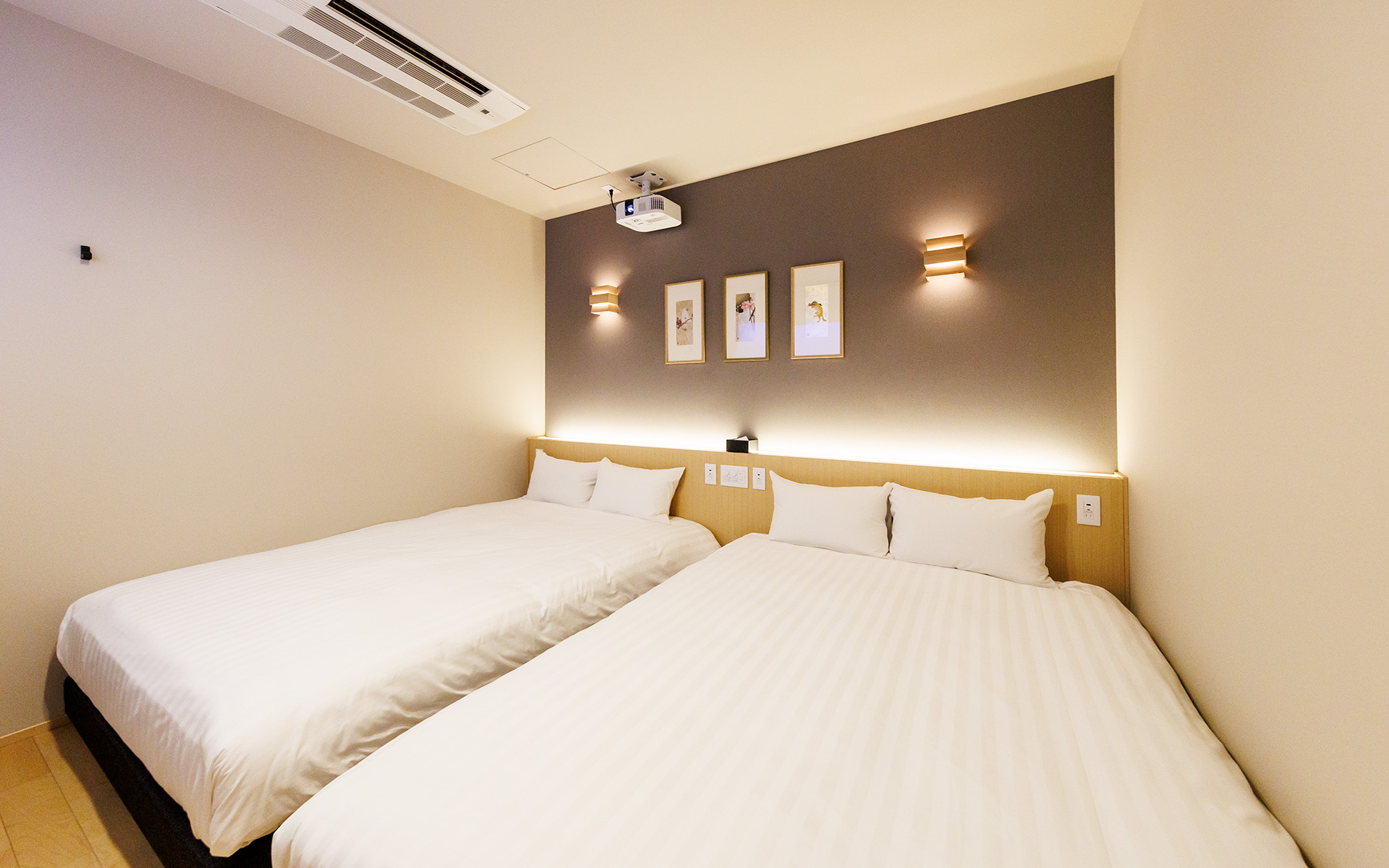 ベッドルームにはダブルサイズのベッド2台が並ぶ
