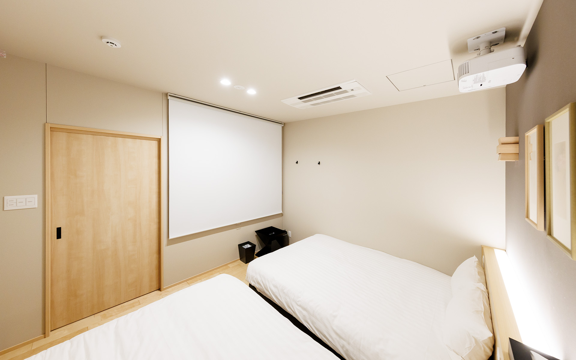 Aタイプの客室にはプロジェクターを用意。YouTubeなどネット配信が利用可能