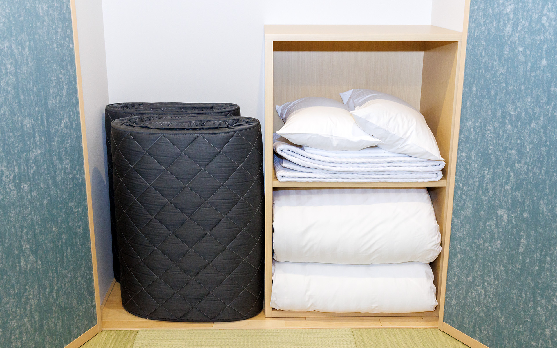 ダイニングでも就寝可能なように布団を2組用意している