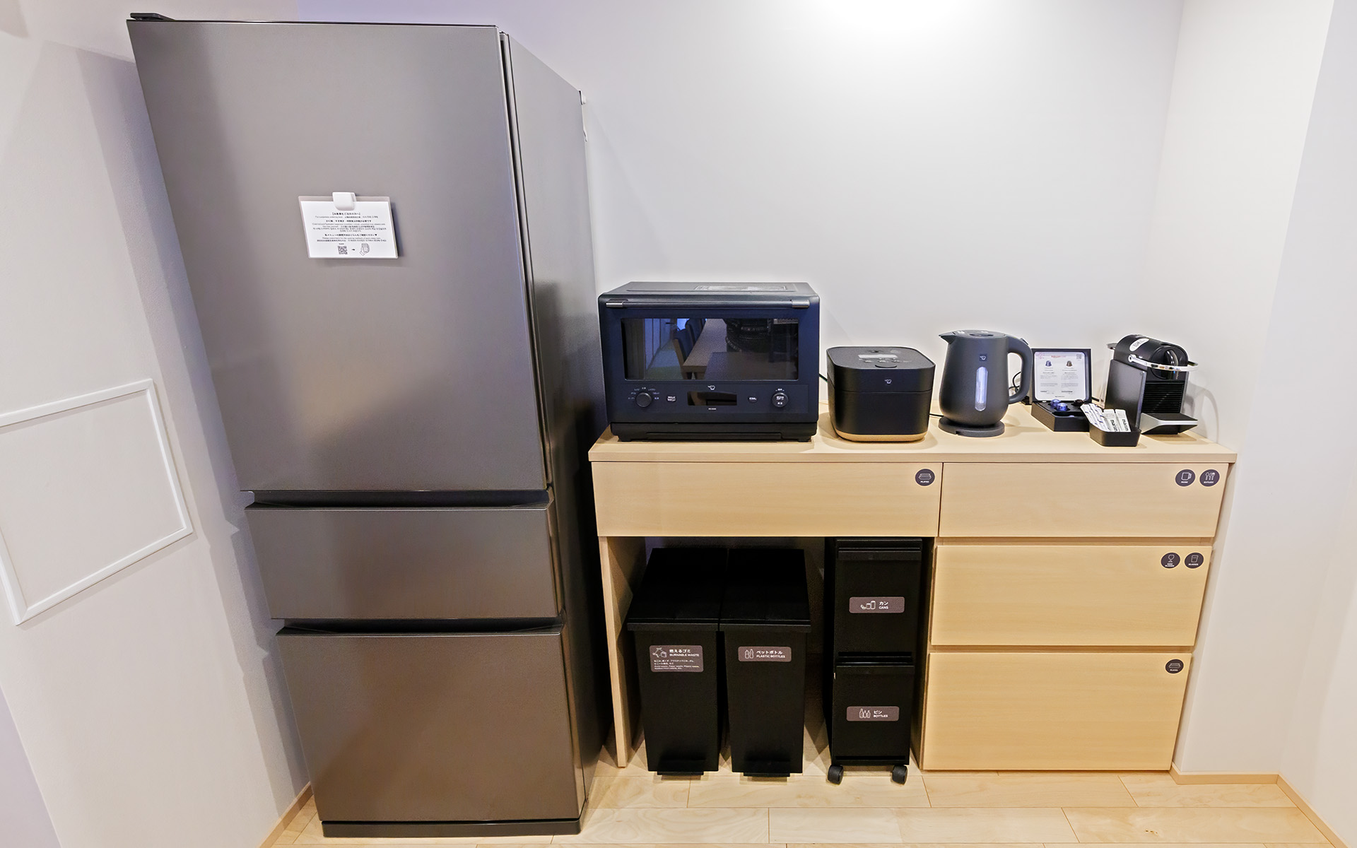 冷蔵庫のほか炊飯器やレンジ、ポットなどを用意している