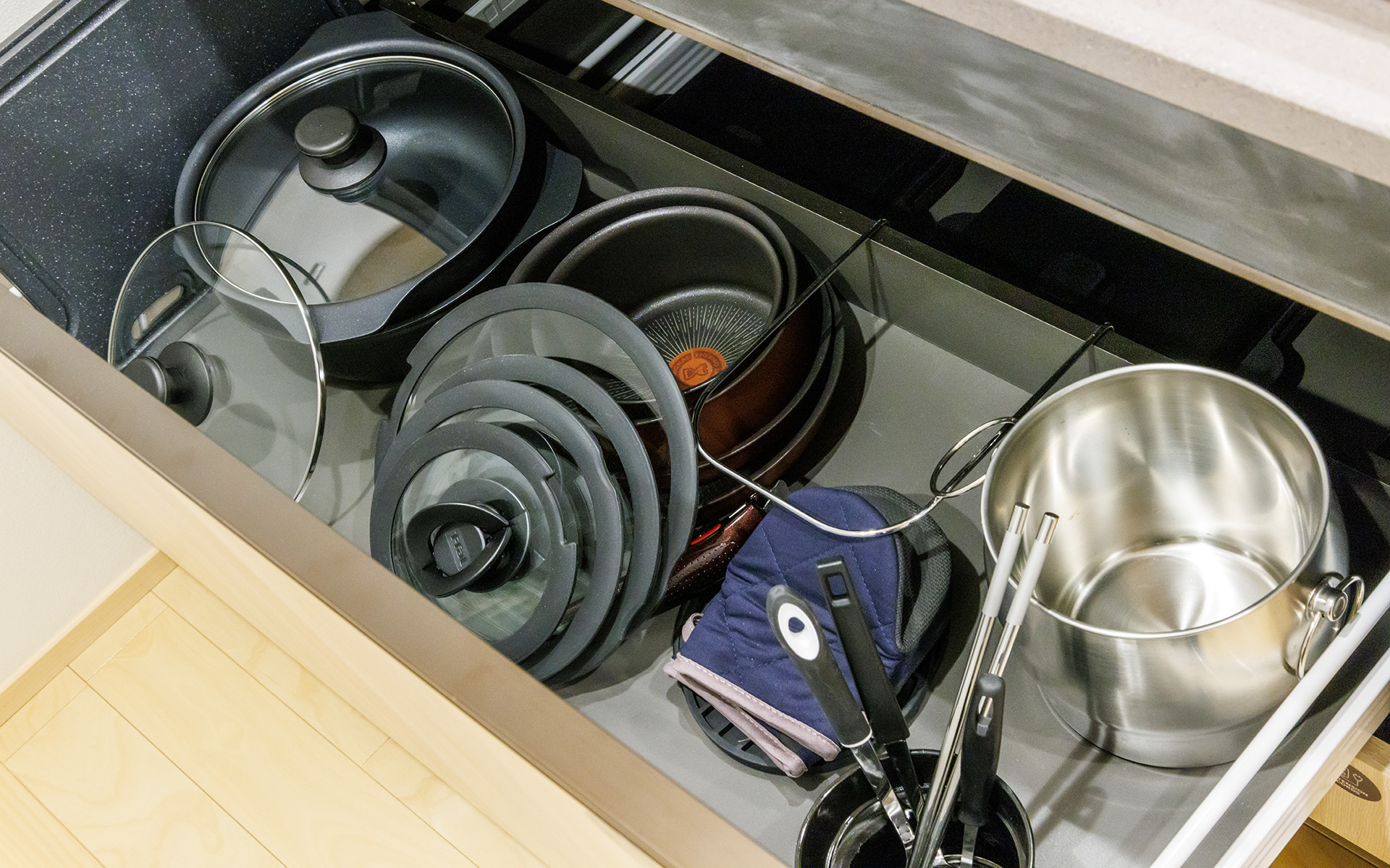 鍋やフライパンなどまで。ただし、調味料は持参する必要がある