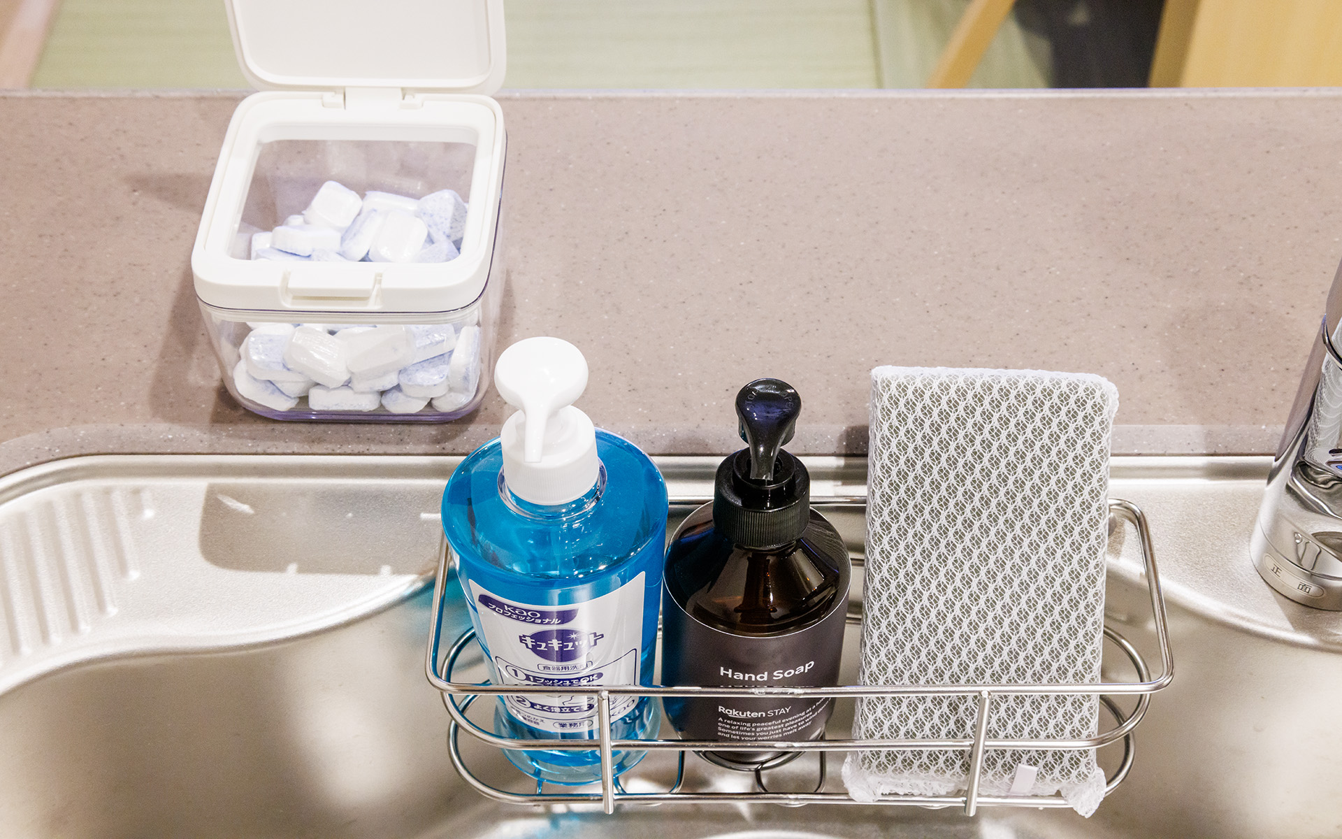 シンク用の洗剤やスポンジも。奥は食洗器用の洗剤