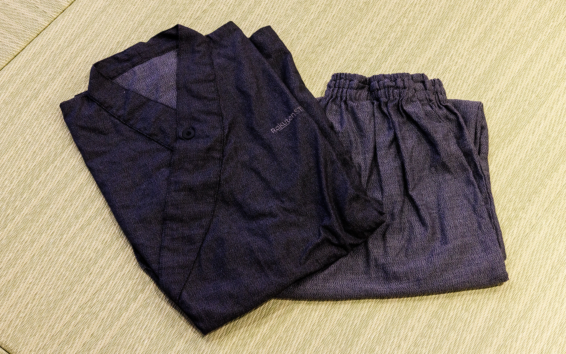 下の棚にはタオルや部屋着など