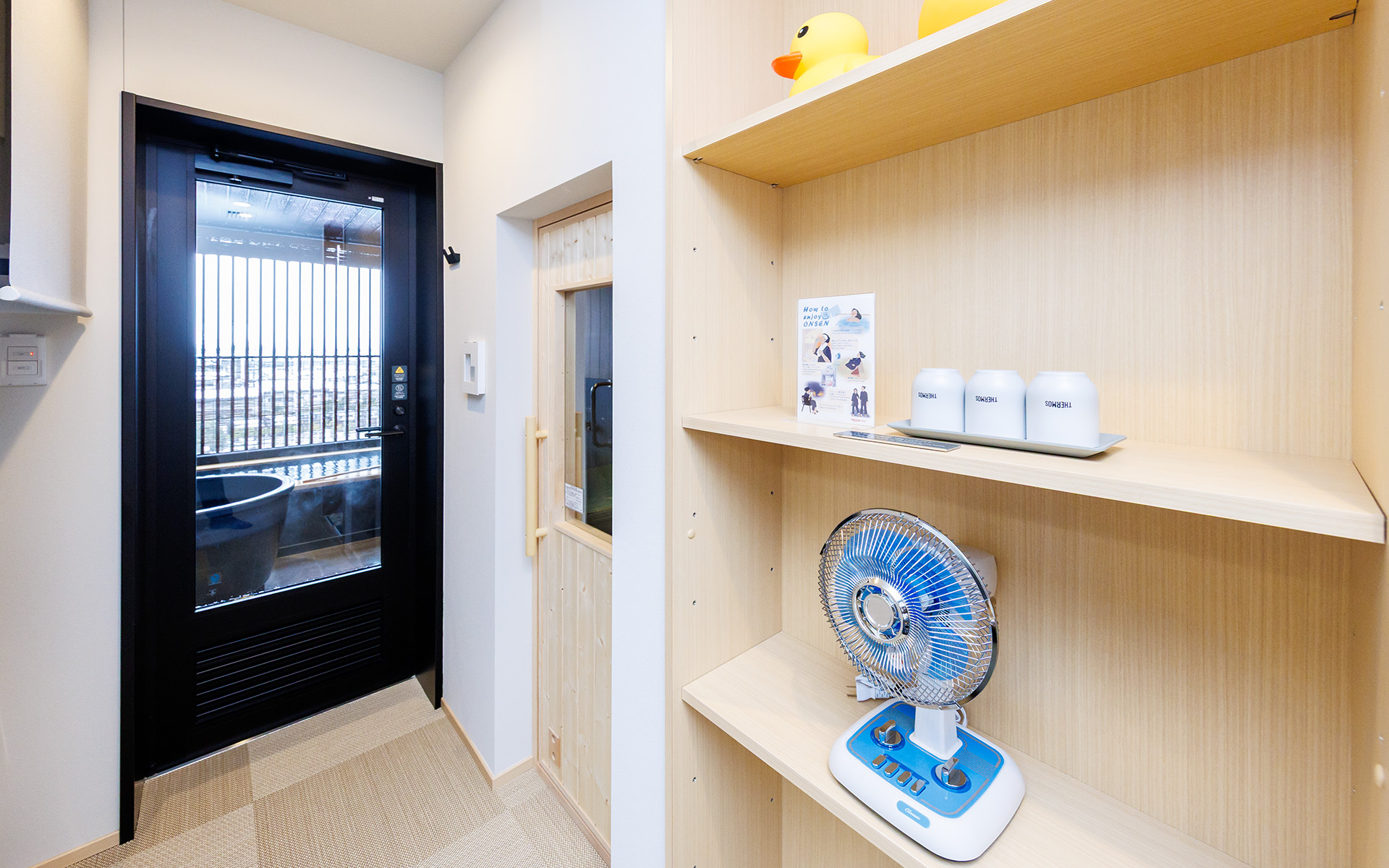 洗面台の奥にサウナと浴室