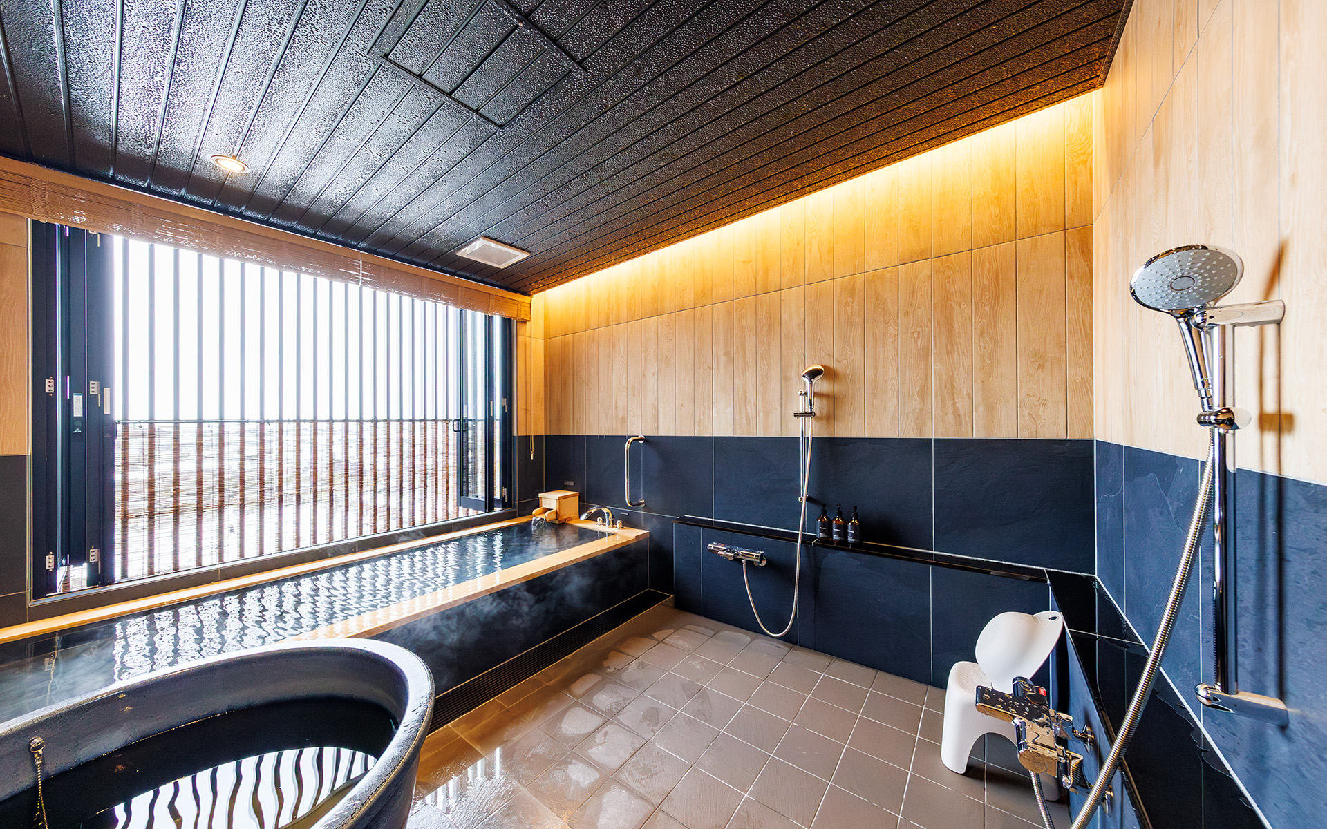 広々とした浴室。丸い浴槽は水風呂用