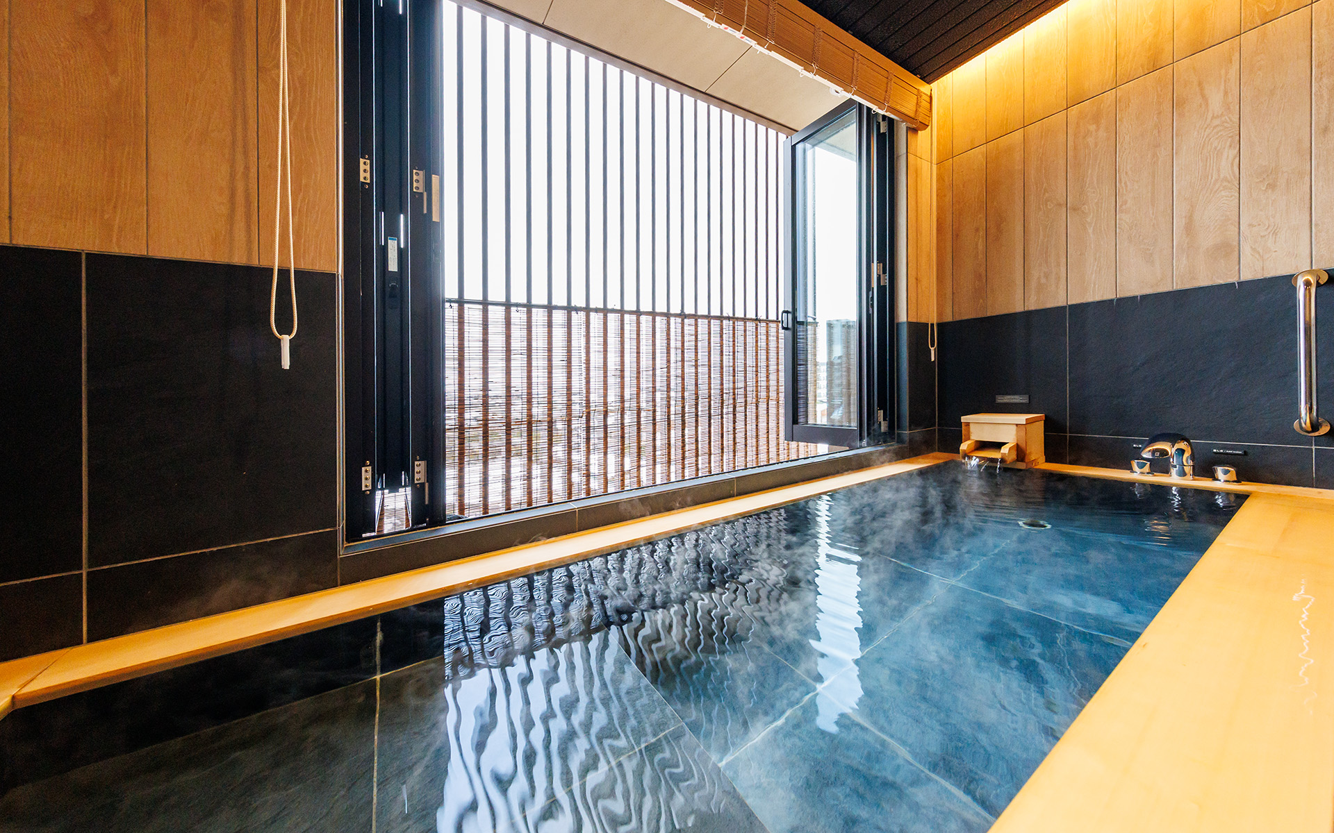 大人4人ぐらいなら一緒に入れそうな広い湯舟は天然温泉。なんとも贅沢