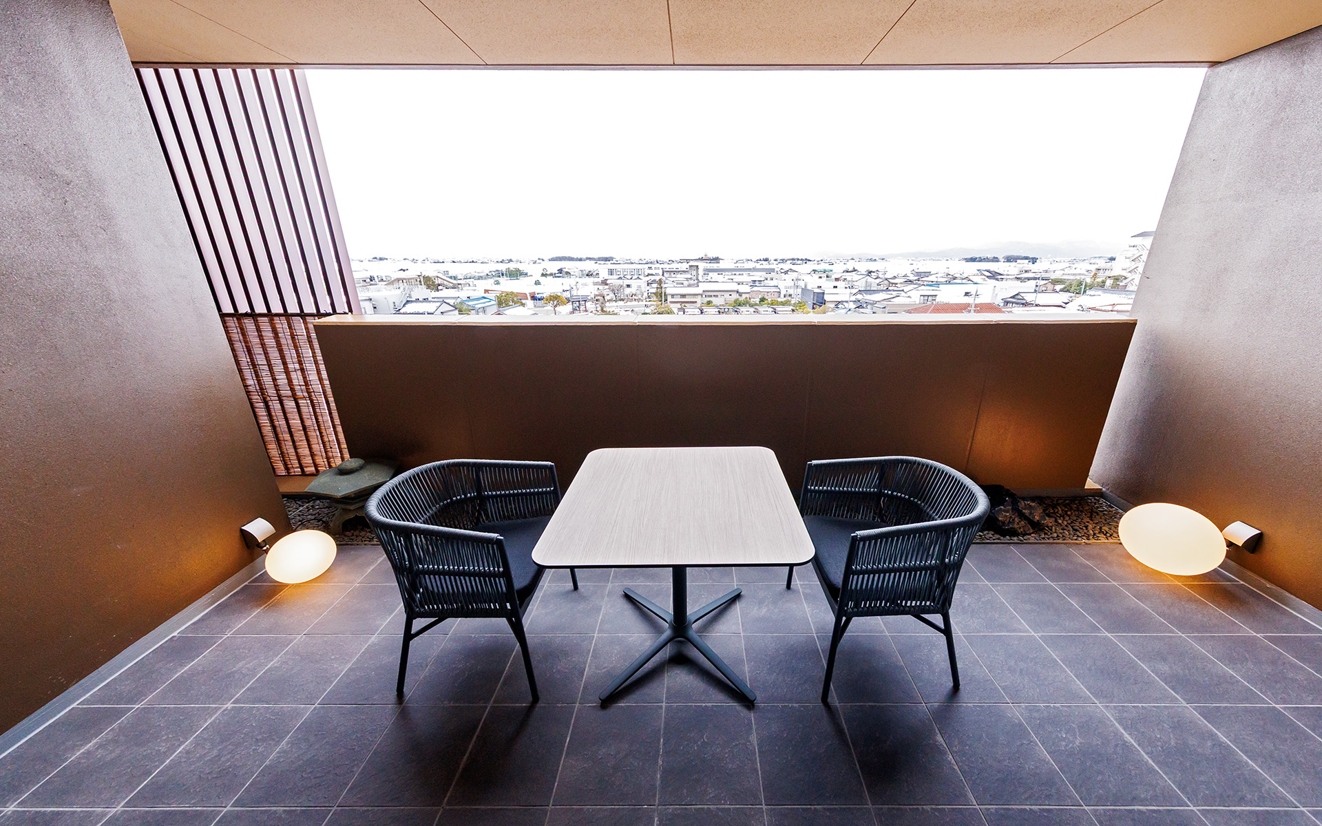 駅方面を望む広いテラス