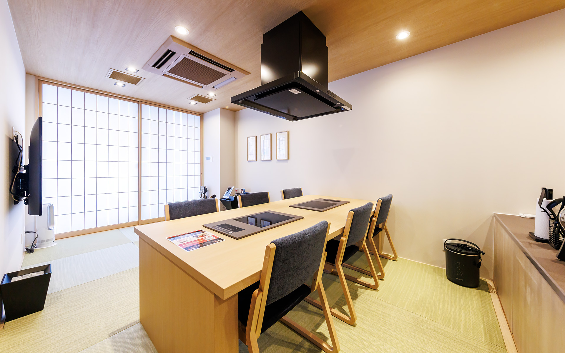 IHクッキングヒーターを備えた6名用のテーブルを用意している