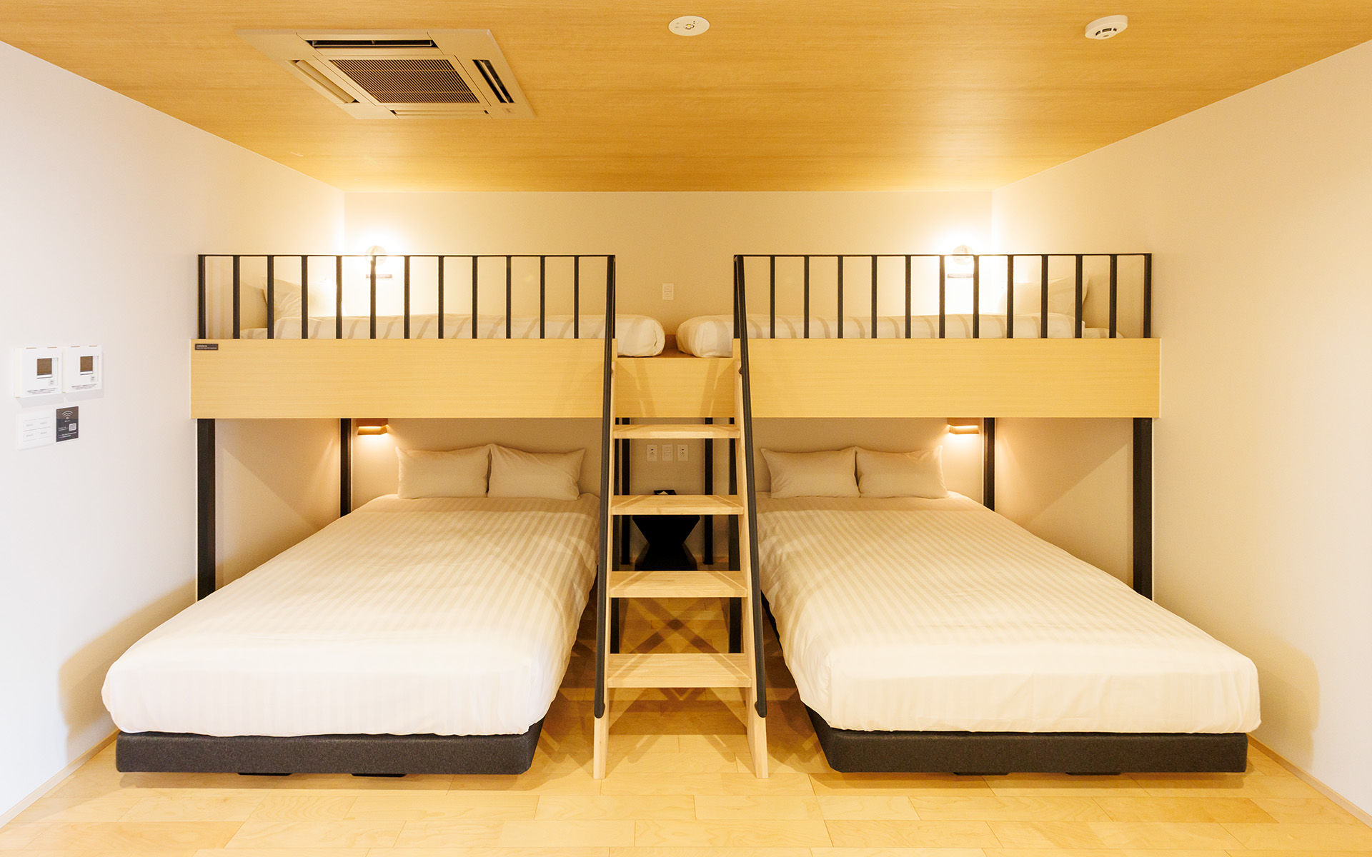 就寝スペースには下段にダブルベッドを2台、上段にバンクベッドを配置