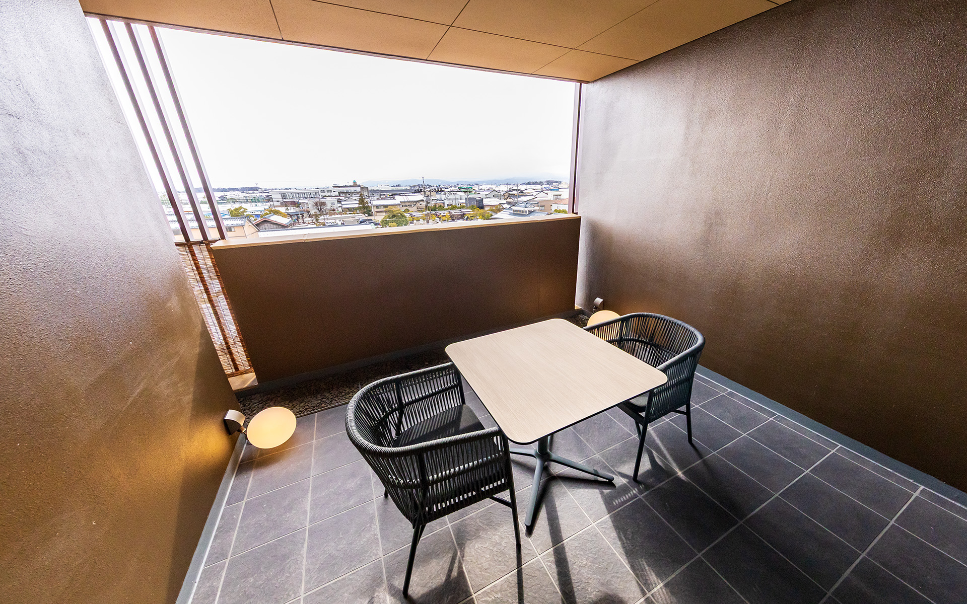 10m<span class="em sup">2</span>のテラスが備わる