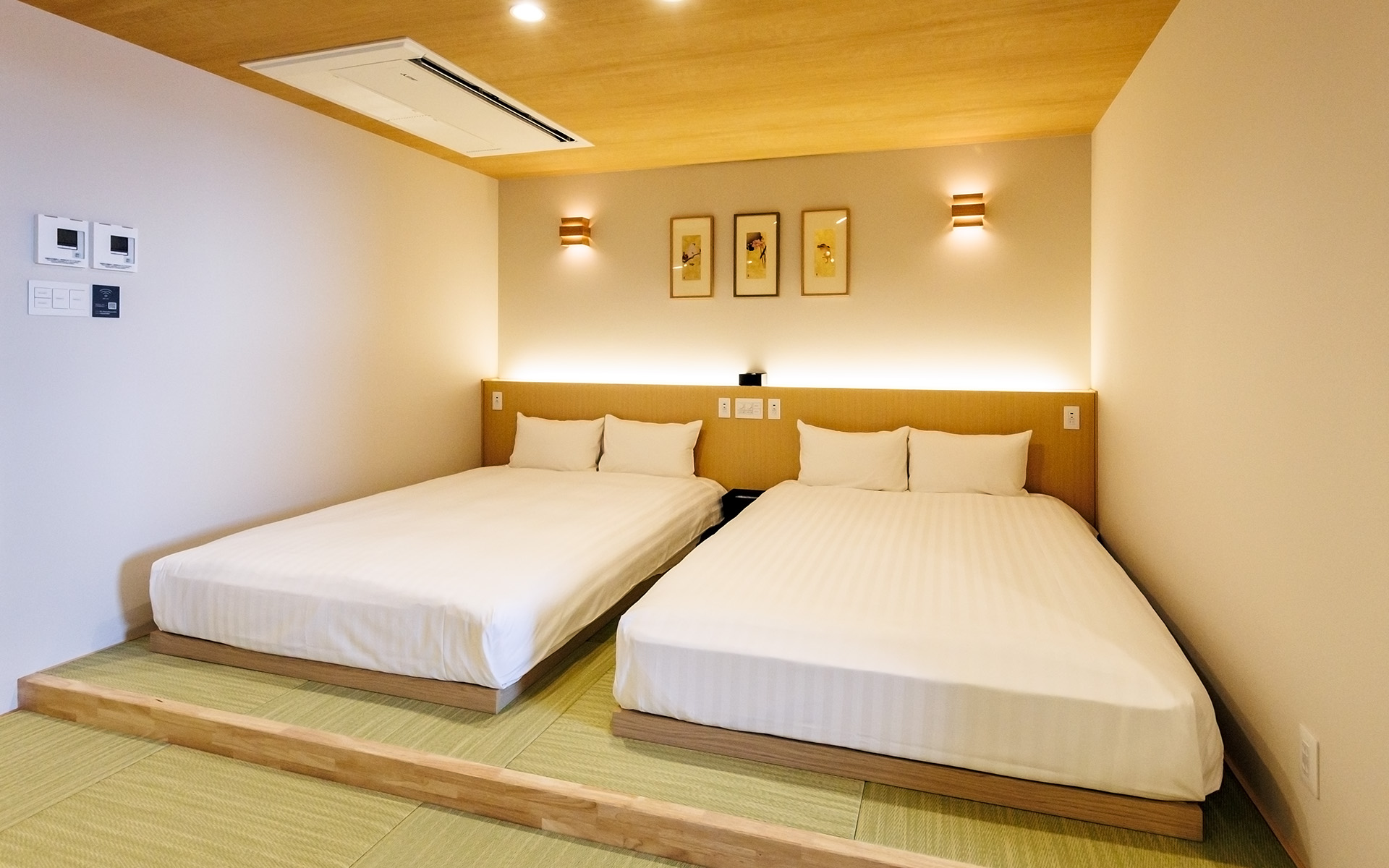 ダブルベッドが2台並ぶ