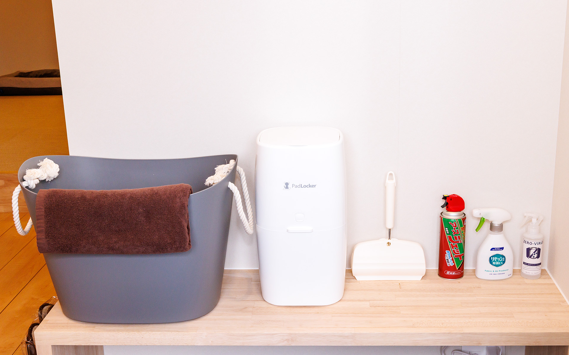 玄関にペット用品（ペットシートや汚物処理袋など）を入れたカゴがある