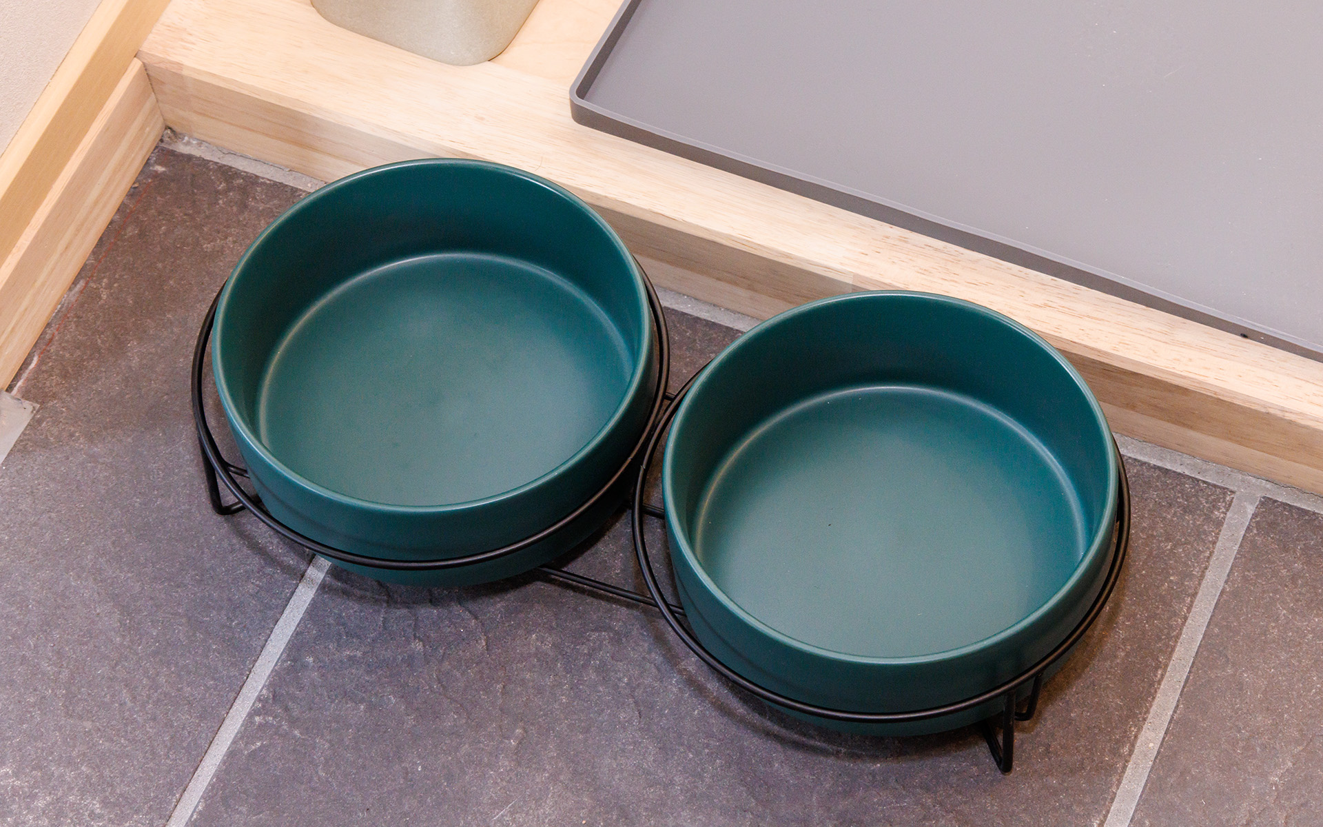 フードボウルも。一緒に泊まることができるのは合計2頭までになる