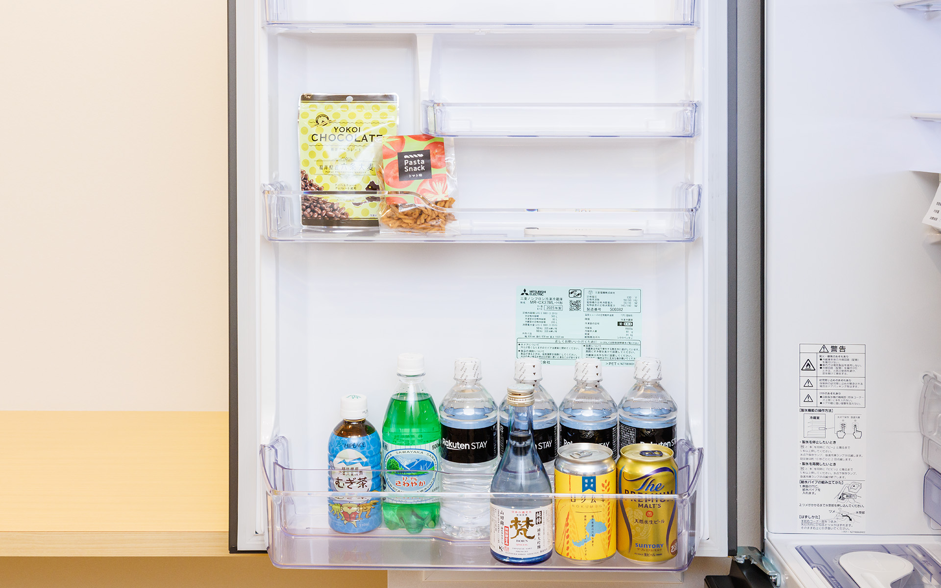 冷蔵庫内には福井の地酒やクラフトビール、ソフトドリンクなどがウェルカムドリンクとして用意されている。おつまみもあるのがうれしい