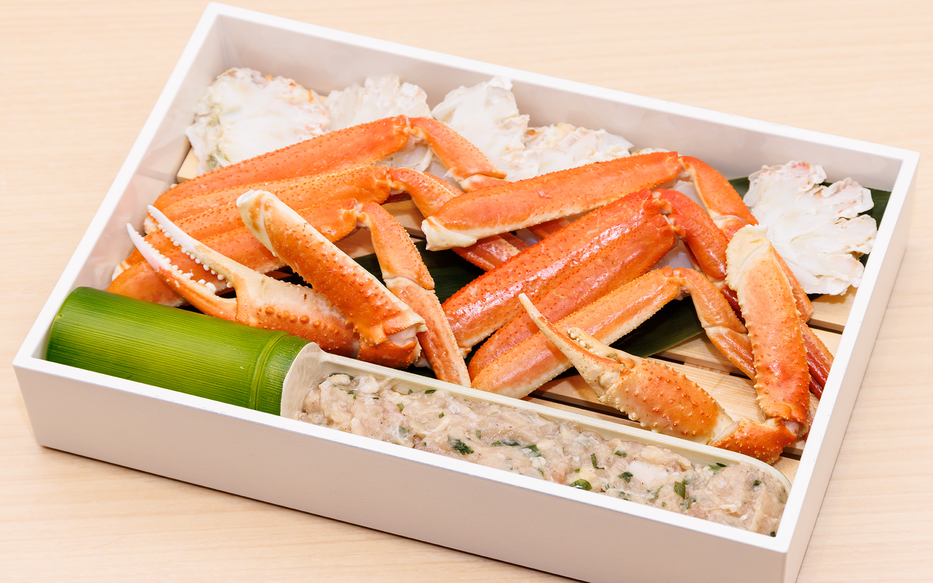 ボイル済みのズワイガニと越前どりのつくね