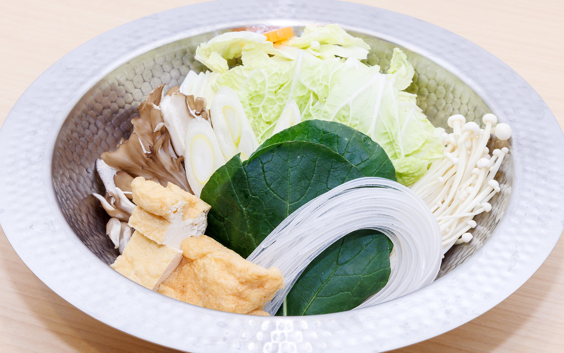 鍋に具材がセットされているのでカニとつくねを投入し出汁を注げば準備OK。あとはIHクッキングヒーターで加熱して煮えるのを待つのみ