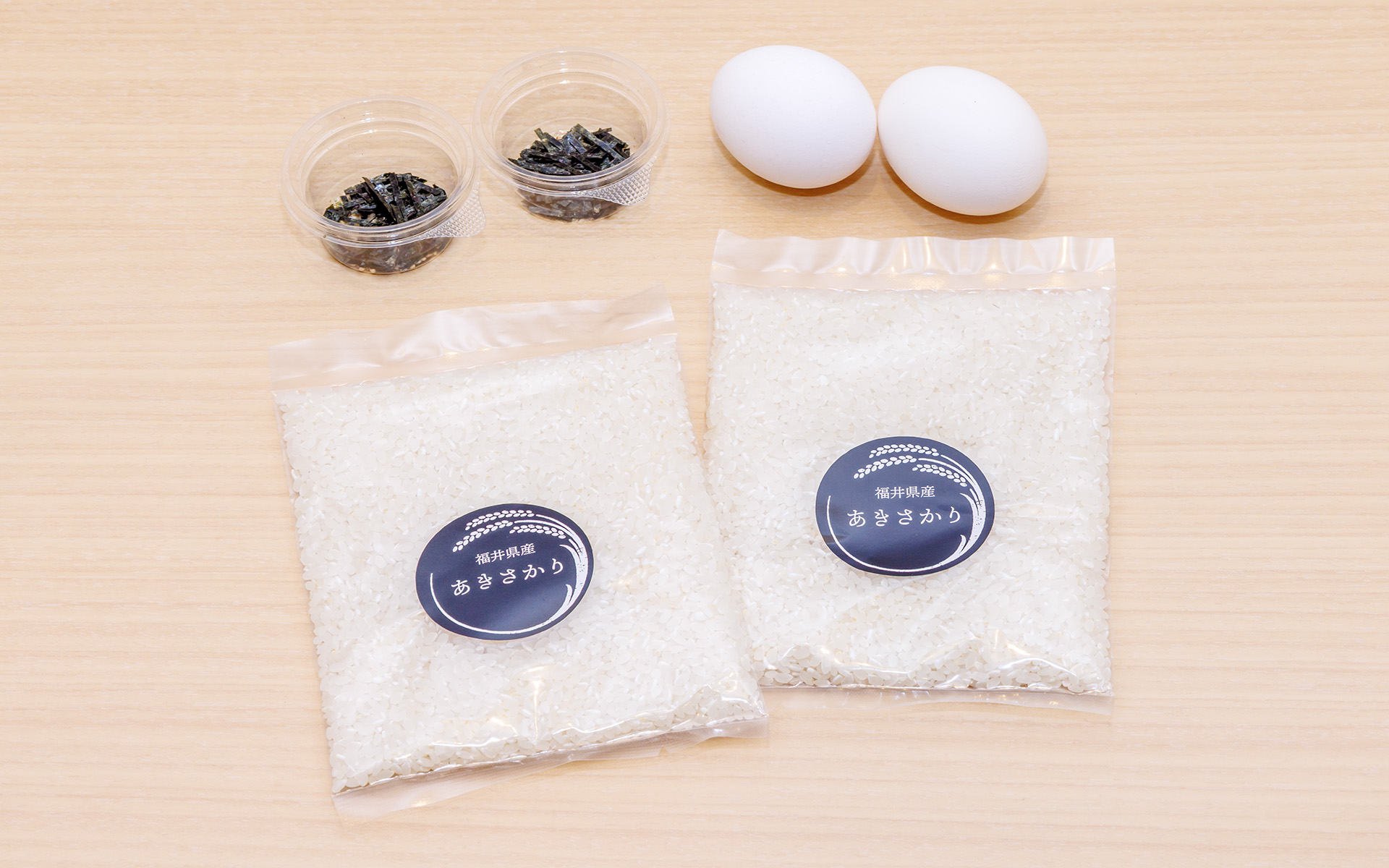 福井県産のお米と雑炊用の玉子と薬味。お米は無洗米なので水と一緒に炊飯器に投入するだけで済む