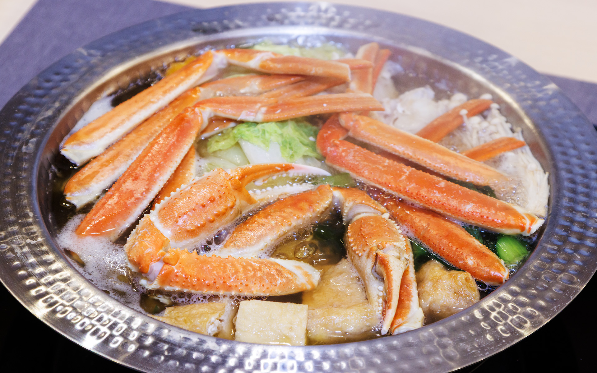 調理中。カニはボイル済みなので温まればすぐ食べられる