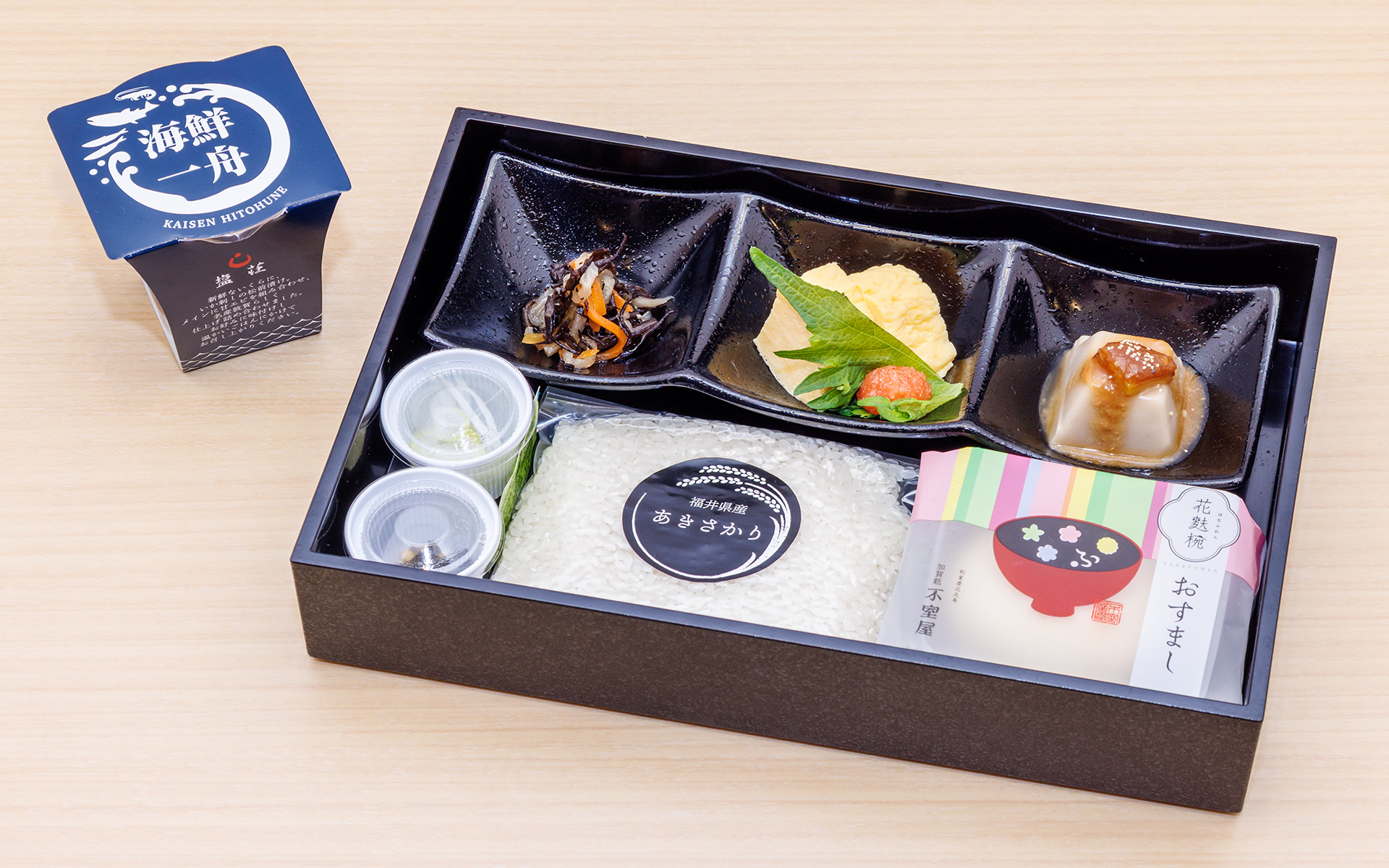 塩荘海鮮一舟とおばんざいの和朝食BOX。海鮮一舟は港ダイニング しおそうと共同開発の海鮮丼の具で、カップ内にはエビやイカ、イクラ、ゴボウ、ニンジンなどがたっぷり