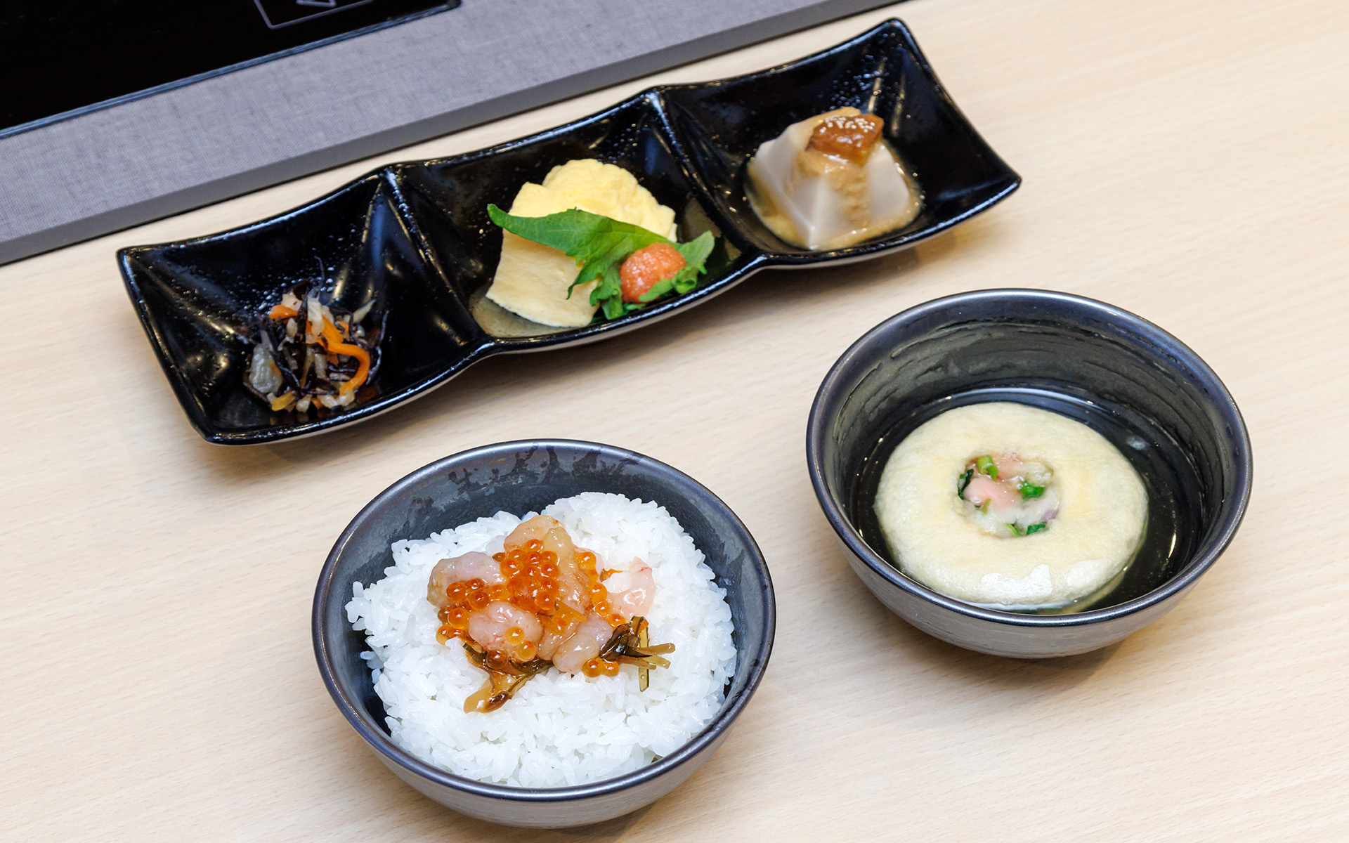 海鮮一舟をご飯に乗せて朝から豪華な海鮮丼が楽しめる。写真の分量でカップの3分の1程度なのでおかわりも余裕