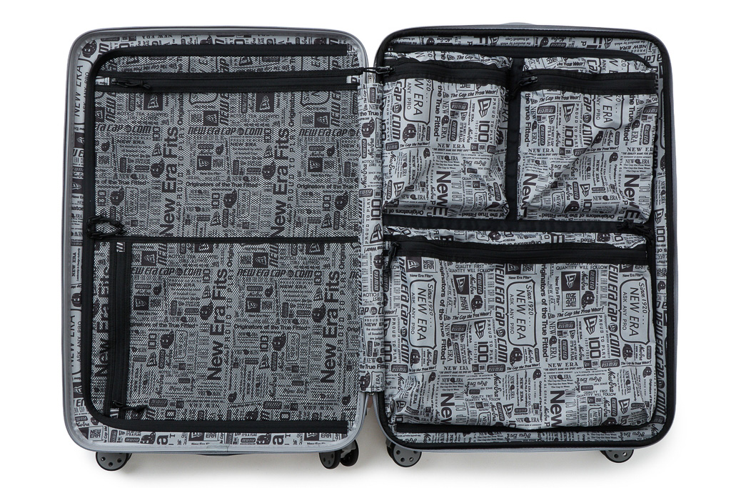 内装はブランドロゴの総柄。クッション付きのスロットインポケットも備える