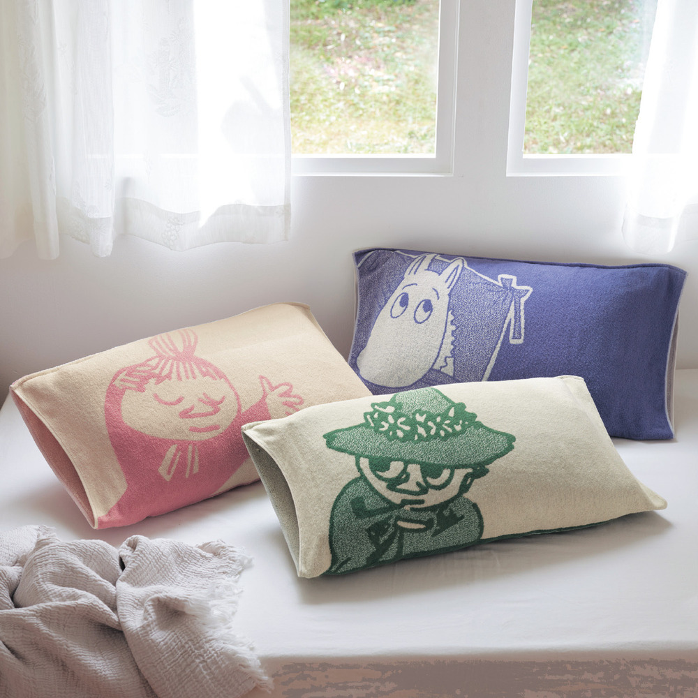 抗菌防臭のびのび枕カバー「ムーミン」。3色展開で、各1980円