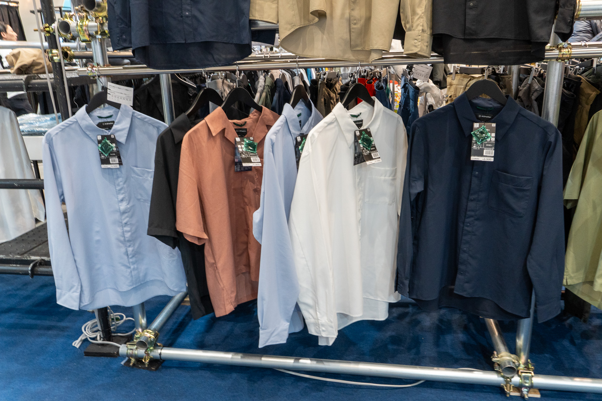 カラバリ豊富な長袖シャツは2500円、半袖シャツは1900円（どちらも先行予約対象）