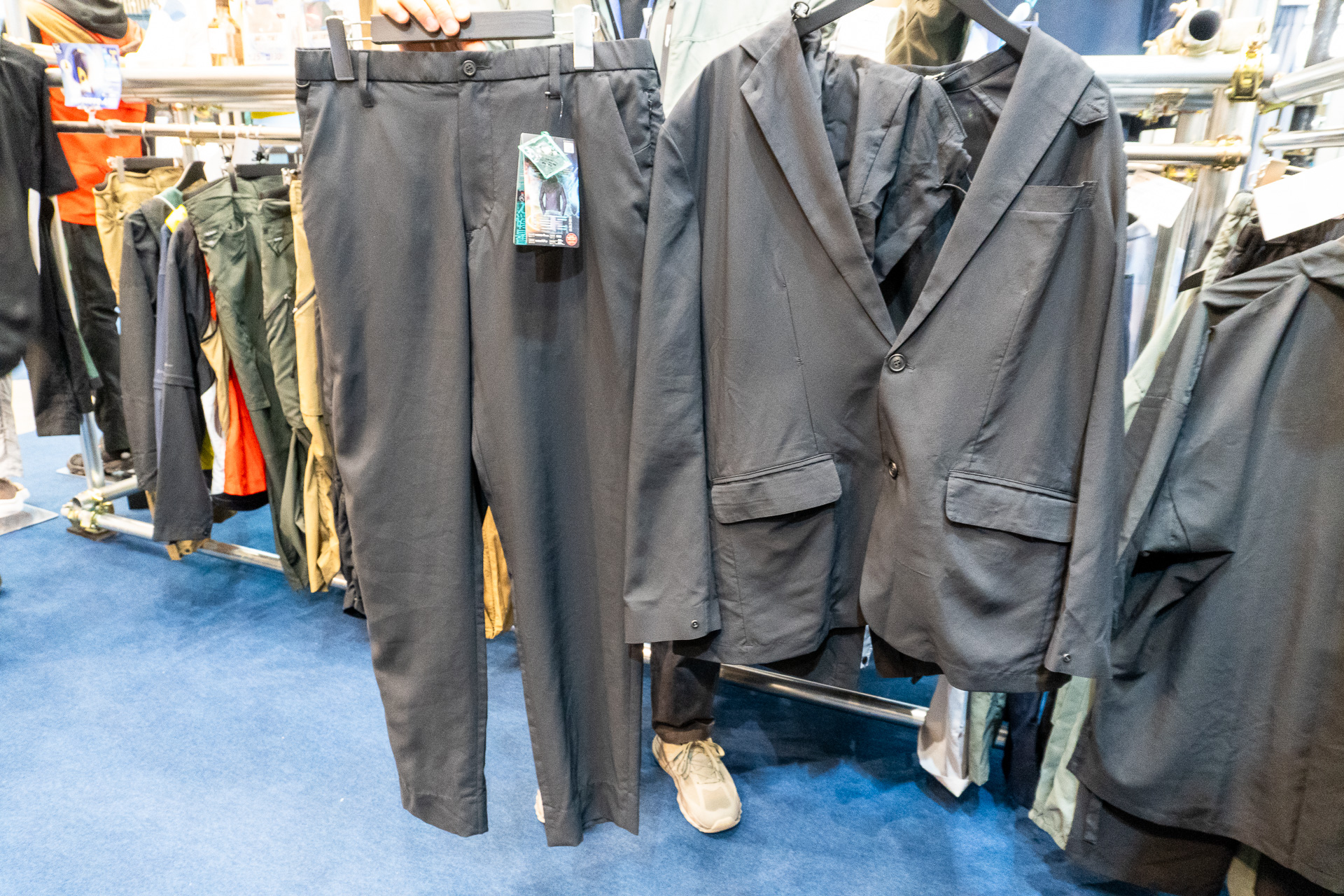 XShelter素材のビジネススーツ。ジャケットは3900円、パンツは2900円。ジャケットには取り外し可能なフードも備わる（どちらも先行予約対象）