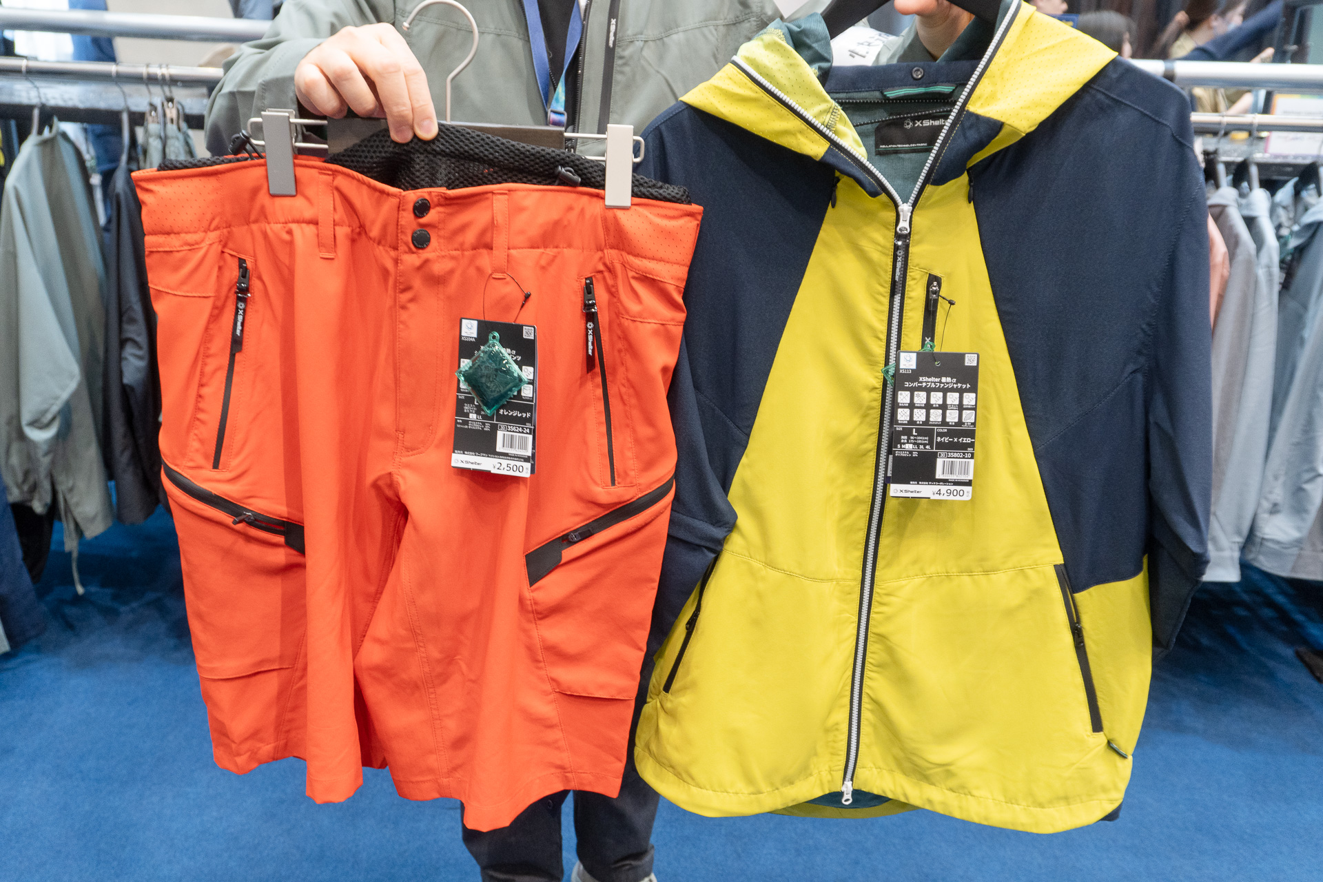 “いかにも作業服”に見えないカジュアルなファン付きウェア。カーゴパンツ（2900円、先行予約対象）やショートパンツと組み合わせて使うことで、ウエスト部分のメッシュ生地を通じて下半身にも涼しい空気が届く仕組み