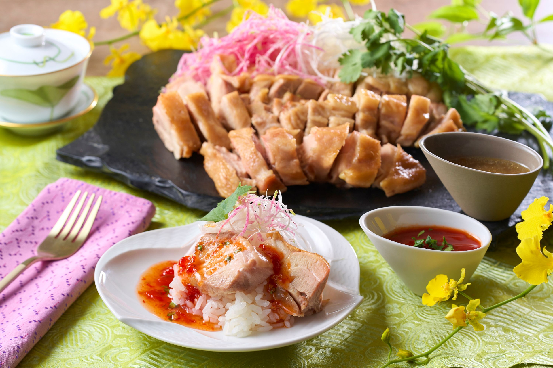 春限定メニューは筍の天ぷら、桜えびご飯、シンガポール風チキンライス、いちごのティラミスなど