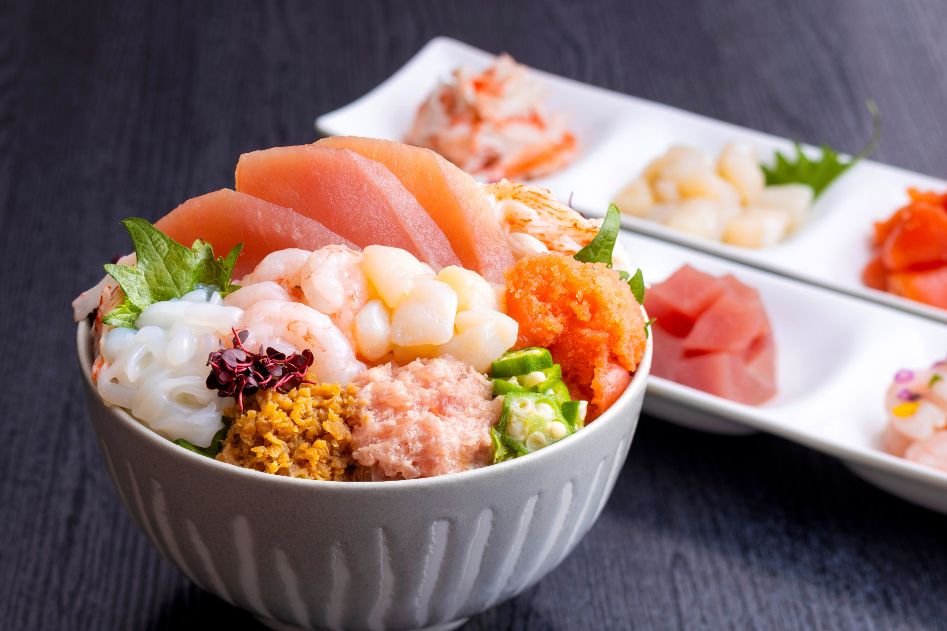 朝食バイキングも、のっけ丼や金目鯛の干物など海の幸グルメがふんだん