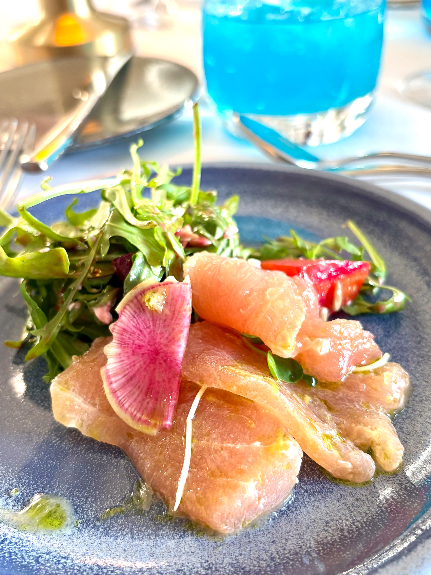 ペルーの唐辛子の風味とポン酢で爽やかなカジキマグロのクルード（24ドル）