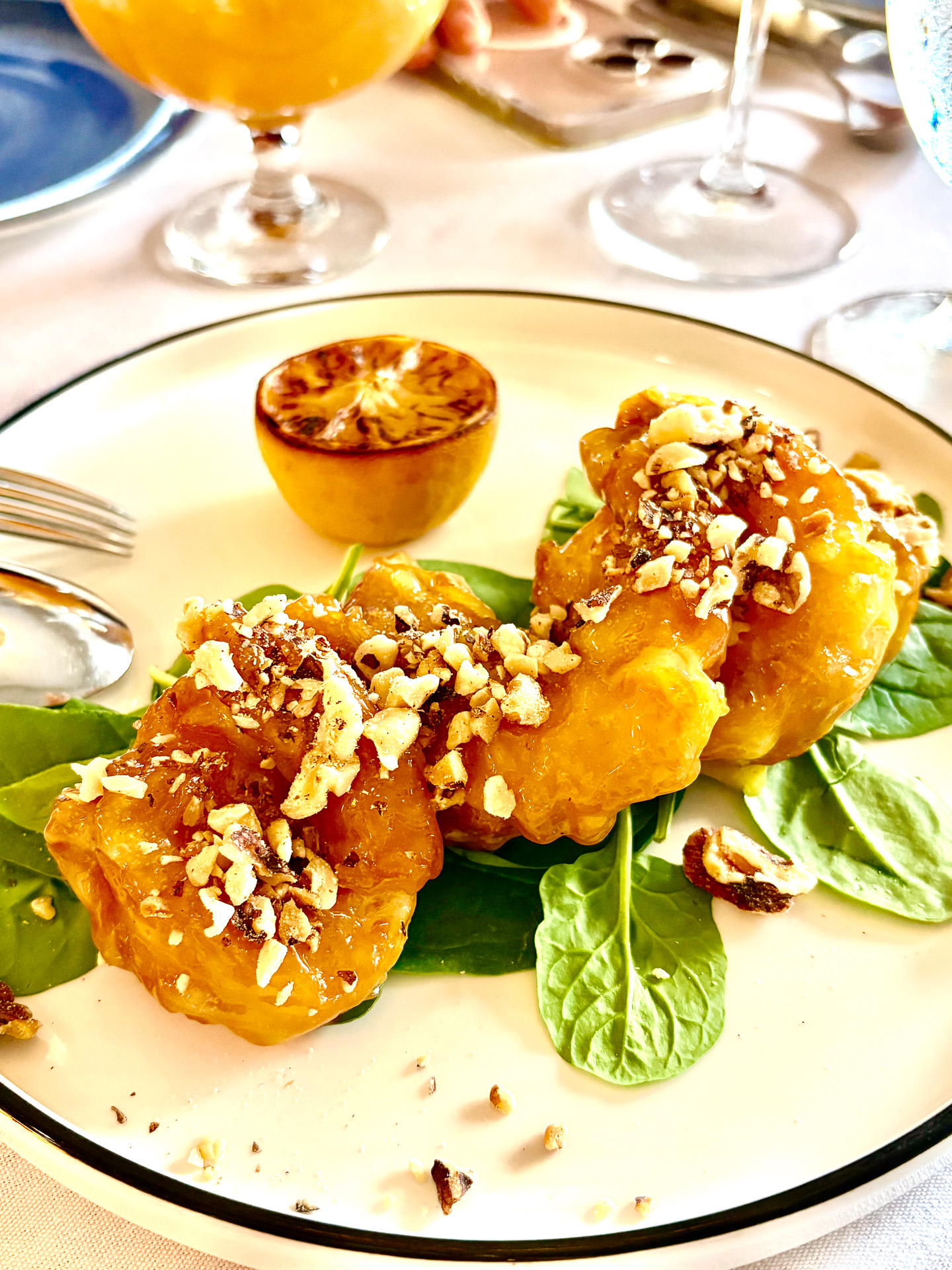 焦がしレモンを絞っていただくハニーウォールナッツシュリンプ（26ドル）